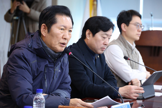 민주, 가락시장서 새해 첫 현장최고위…"유통구조 개선 고민"