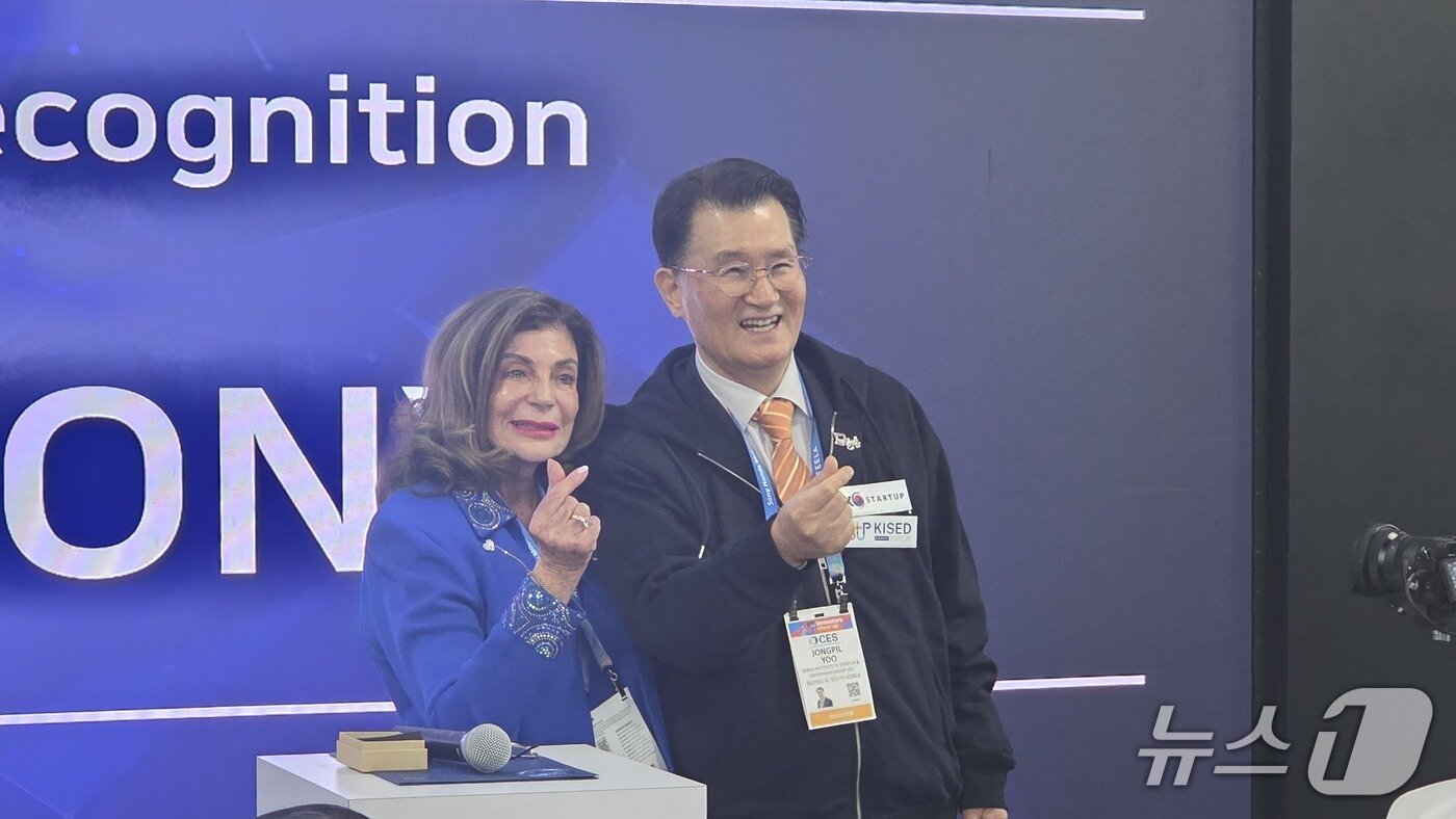 본문 이미지 - CES 2026 'K-스타트업 통합관' 개관식에서 기념품을 나눠 가진 셸리 버클리 라스베이거스 시장(왼쪽)과 유종필 창업진흥원 원장 2026.1.6 ⓒ뉴스1 이정후 기자