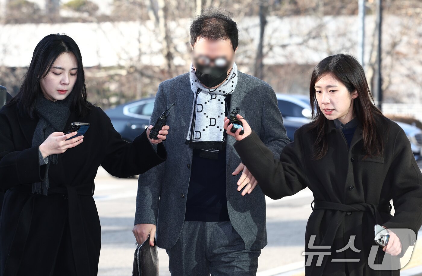 본문 이미지 - 쌍방울 전 이사인 박 모씨가 7일 오전 쌍방울 불법 대북 송금 사건 수사 과정에서 불거진 진술 회유 의혹과 관련한 조사를 받기 위해 서울 서초구 서울고검 인권침해 태스크포스(TF) 사무실로 출석하고 있다. 2026.1.7/뉴스1 ⓒ News1 김민지 기자