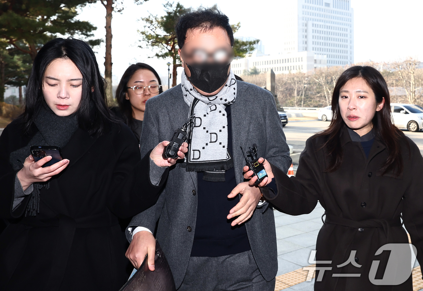 (서울=뉴스1) 김민지 기자 = 쌍방울 전 이사인 박 모씨가 7일 오전 쌍방울 불법 대북 송금 사건 수사 과정에서 불거진 진술 회유 의혹과 관련한 조사를 받기 위해 서울 서초구 서 …