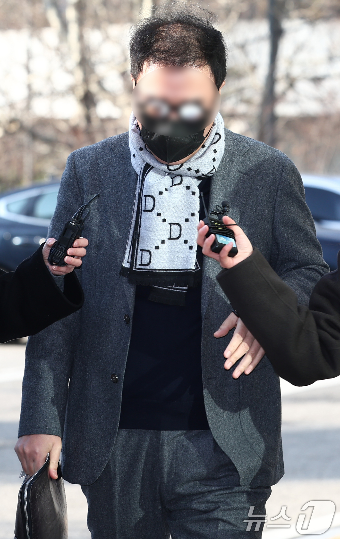 (서울=뉴스1) 김민지 기자 = 쌍방울 전 이사인 박 모씨가 7일 오전 쌍방울 불법 대북 송금 사건 수사 과정에서 불거진 진술 회유 의혹과 관련한 조사를 받기 위해 서울 서초구 서 …