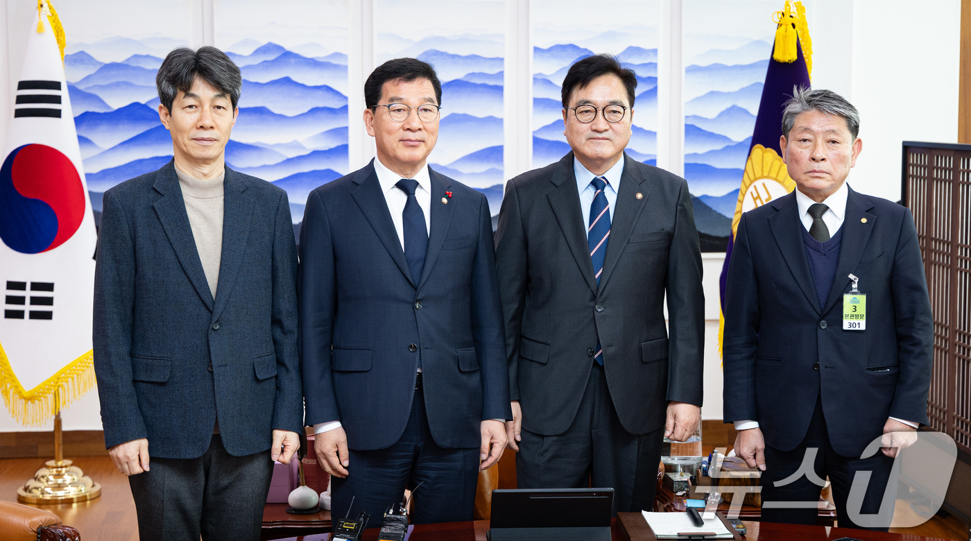 (서울=뉴스1) 유승관 기자 = 우원식 국회의장과 신정훈 행정안전위원장을 비롯한 참석자들이 7일 서울 여의도 국회에서 열린 국민투표법 개정 간담회에 앞서 기념 촬영을 하고 있다. …