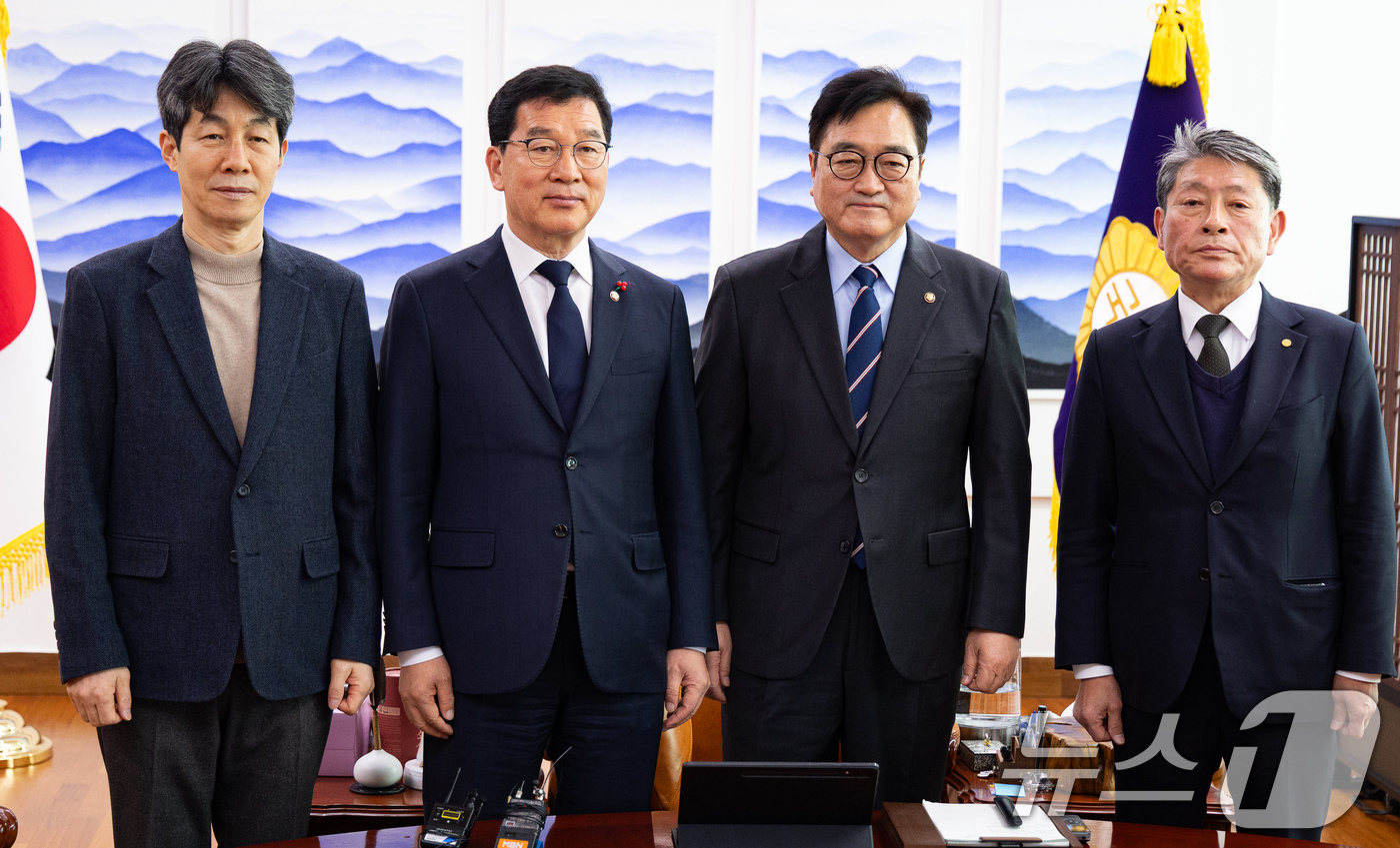 (서울=뉴스1) 유승관 기자 = 우원식 국회의장과 신정훈 행정안전위원장을 비롯한 참석자들이 7일 서울 여의도 국회에서 열린 국민투표법 개정 간담회에 앞서 기념 촬영을 하고 있다. …