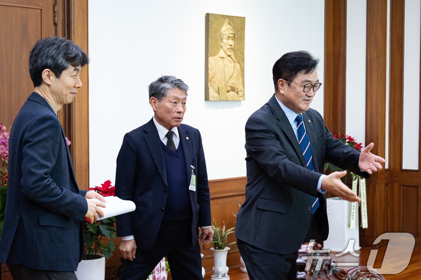 (서울=뉴스1) 유승관 기자 = 우원식 국회의장이 7일 서울 여의도 국회에서 열린 국민투표법 개정 간담회에서 정재황 국회 국민 미래 개헌자문위원장(가운데)과 윤건영 행정안전위원회 …