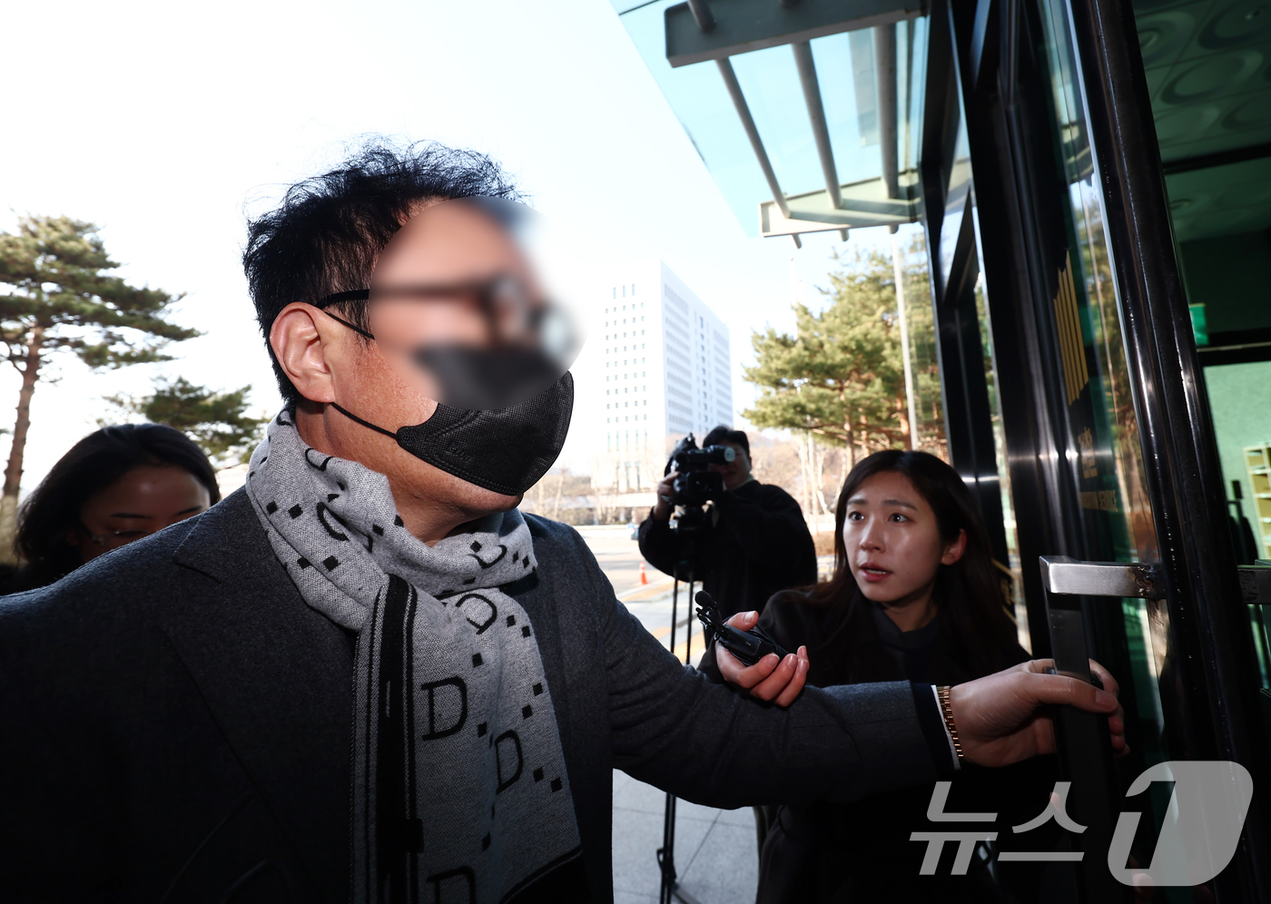 (서울=뉴스1) 김민지 기자 = 쌍방울 전 이사인 박 모씨가 7일 오전 쌍방울 불법 대북 송금 사건 수사 과정에서 불거진 진술 회유 의혹과 관련한 조사를 받기 위해 서울 서초구 서 …