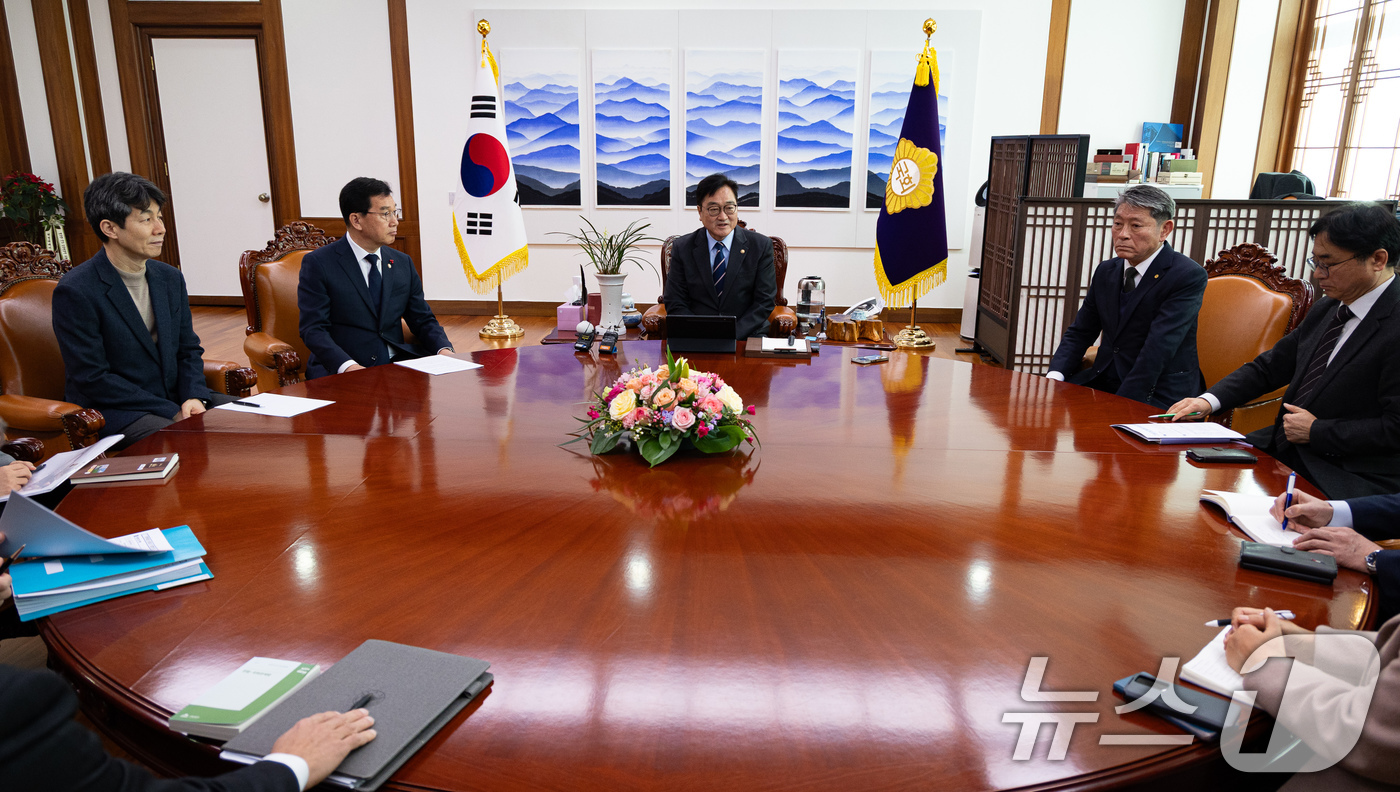 (서울=뉴스1) 유승관 기자 = 우원식 국회의장이 7일 서울 여의도 국회에서 열린 국민투표법 개정 간담회에서 모두 발언을 하고 있다. 2026.1.7/뉴스1