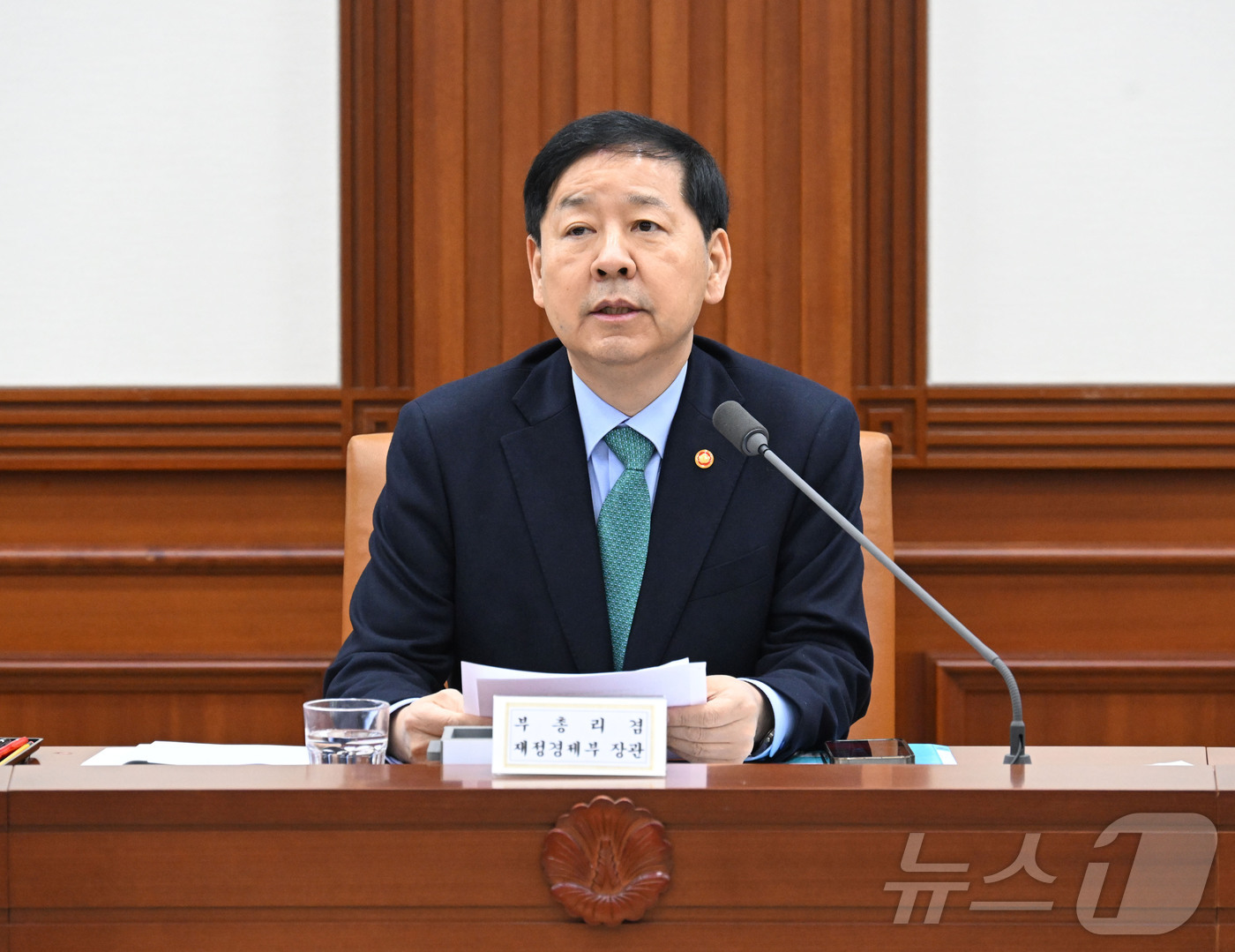 (서울=뉴스1) = 구윤철 부총리 겸 재정경제부 장관이 7일 오전 서울 종로구 정부서울청사에서 열린 '민생경제관계장관회의'에서 모두발언을 하고 있다. (재정경제부 제공. 재판매 및 …