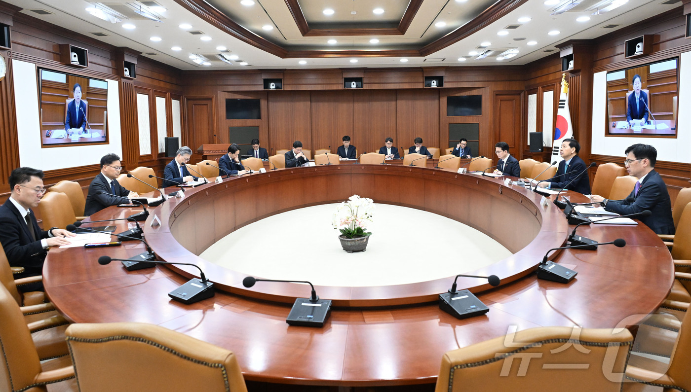 (서울=뉴스1) = 구윤철 부총리 겸 재정경제부 장관이 7일 오전 서울 종로구 정부서울청사에서 열린 '민생경제관계장관회의'를 주재하고 있다. (재정경제부 제공. 재판매 및 DB 금 …