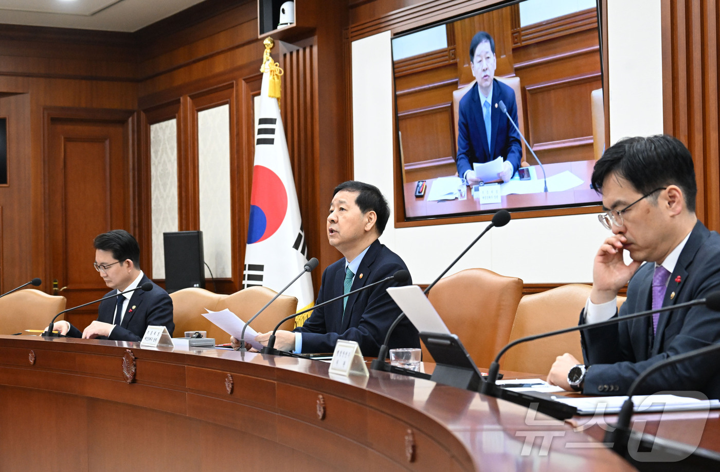 (서울=뉴스1) = 구윤철 부총리 겸 재정경제부 장관이 7일 오전 서울 종로구 정부서울청사에서 열린 '민생경제관계장관회의'에서 모두발언을 하고 있다. (재정경제부 제공. 재판매 및 …