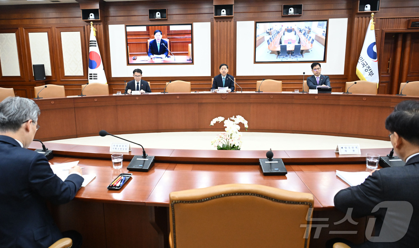 (서울=뉴스1) = 구윤철 부총리 겸 재정경제부 장관이 7일 오전 서울 종로구 정부서울청사에서 열린 '민생경제관계장관회의'를 주재하고 있다. (재정경제부 제공. 재판매 및 DB 금 …