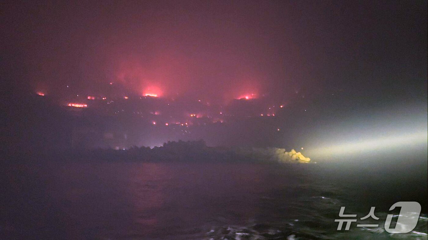 본문 이미지 - 지난 3월 경북 의성에 발생한 산불이 영덕군 경정리 해안으로 번진 모습. (뉴스1 자료 및 DB금지) 2026.1.7/뉴스1