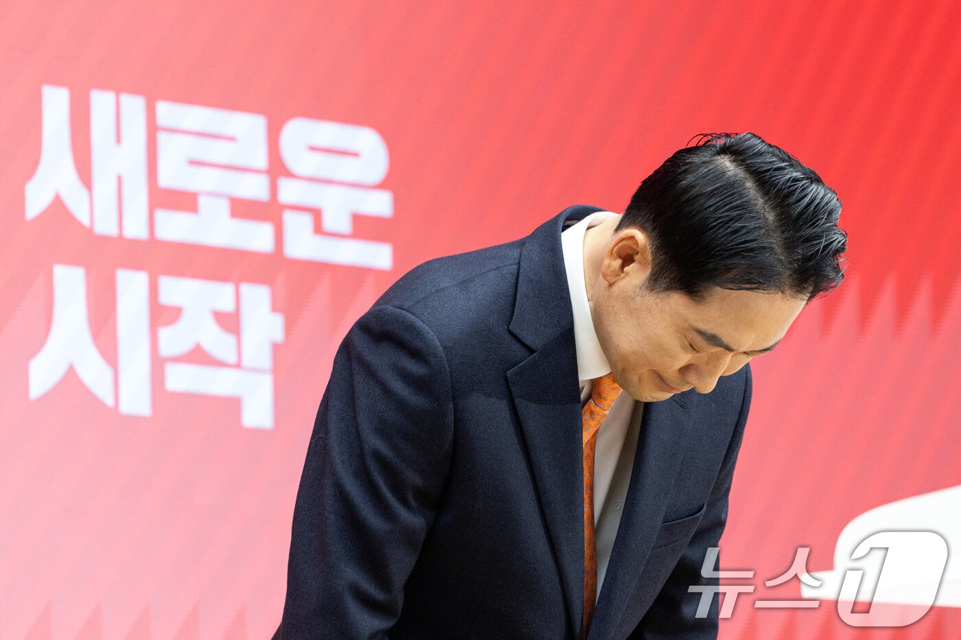 본문 이미지 - 장동혁 국민의힘 대표가 7일 서울 여의도 중앙당사에서 열린 긴급기자회견에서 당 쇄신안 등을 발표하기 전 인사하고 있다. 2026.1.7/뉴스1 ⓒ News1 이승배 기자