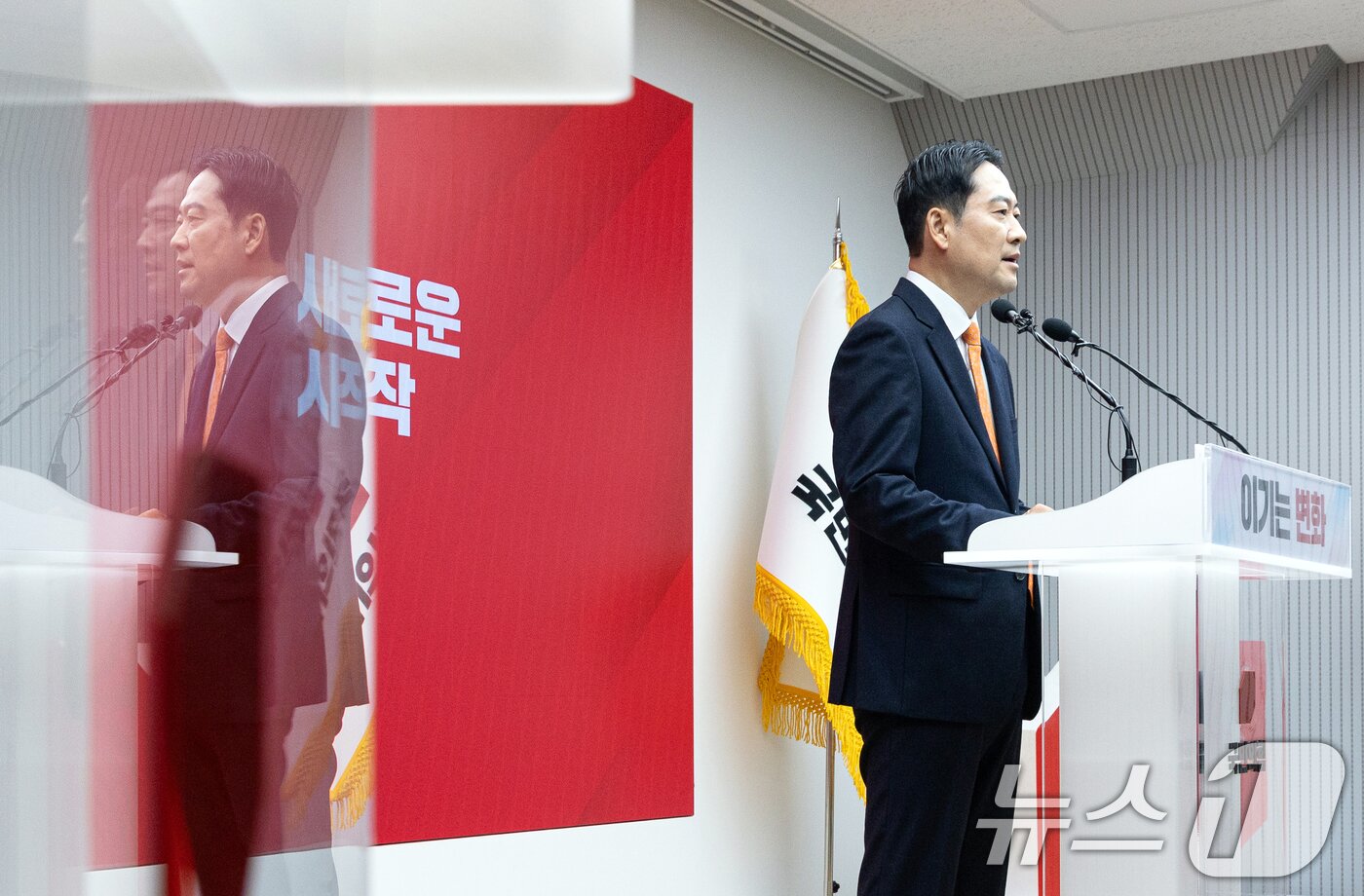 본문 이미지 - 장동혁 국민의힘 대표가 7일 서울 여의도 중앙당사에서 열린 긴급기자회견에서 당 쇄신안 등을 발표하고 있다. 2026.1.7/뉴스1 ⓒ News1 이승배 기자