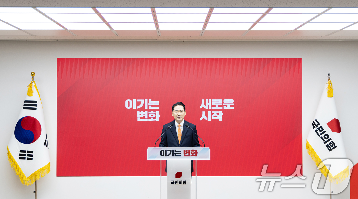 (서울=뉴스1) 이승배 기자 = 장동혁 국민의힘 대표가 7일 서울 여의도 중앙당사에서 열린 긴급기자회견에서 당 쇄신안 등을 발표하고 있다. 2026.1.7/뉴스1