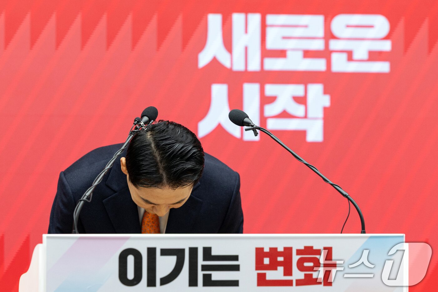 본문 이미지 - 장동혁 국민의힘 대표가 7일 서울 여의도 중앙당사에서 열린 긴급기자회견에서 당 쇄신안 등을 발표한 뒤 고개 숙여 인사하고 있다. 2026.1.7/뉴스1 ⓒ News1 이승배 기자