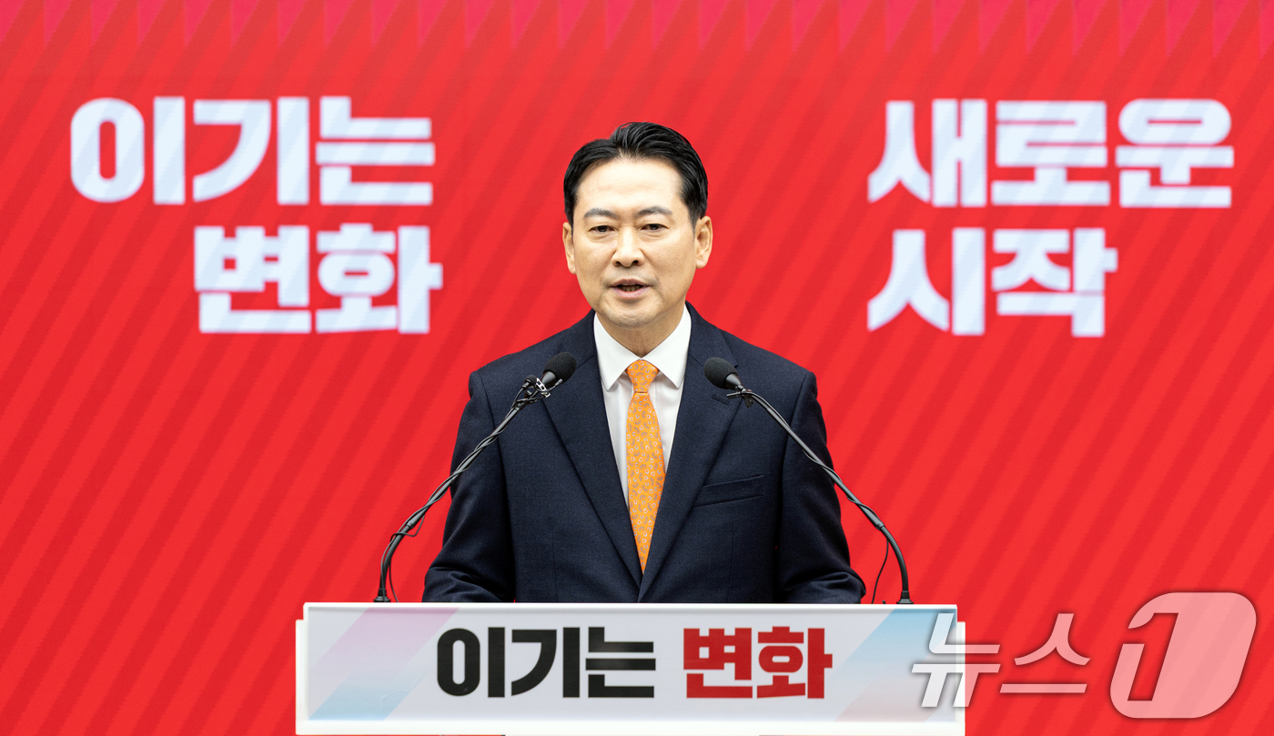 (서울=뉴스1) 이승배 기자 = 장동혁 국민의힘 대표가 7일 서울 여의도 중앙당사에서 열린 긴급기자회견에서 당 쇄신안 등을 발표하고 있다. 2026.1.7/뉴스1