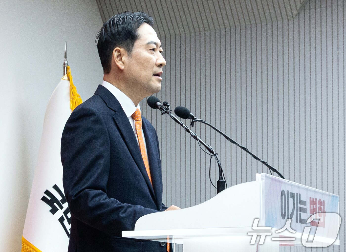 본문 이미지 - 장동혁 국민의힘 대표가 7일 서울 여의도 중앙당사에서 열린 긴급기자회견에서 당 쇄신안 등을 발표하고 있다. 2026.1.7/뉴스1 ⓒ News1 이승배 기자