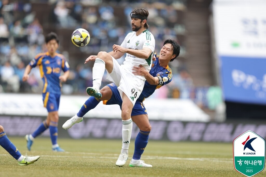 본문 이미지 - 정상을 지켜야하는 전북에게도, 부활해야하는 울산에게도 2026년은 아주 중요하다. (한국프로축구연맹 제공)