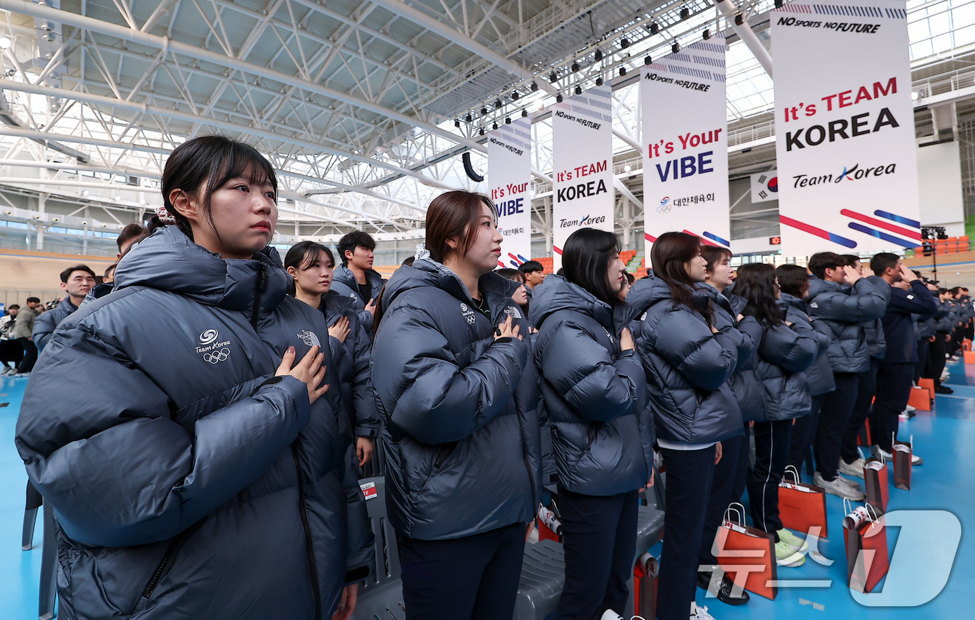 (진천=뉴스1) 김성진 기자 = 7일 충북 진천선수촌 벨로드롬에서 열린 2026 국가대표 훈련개시식에서 국가대표 선수들이 국기에 대한 경례를 하고 있다. 2026.1.7/뉴스1