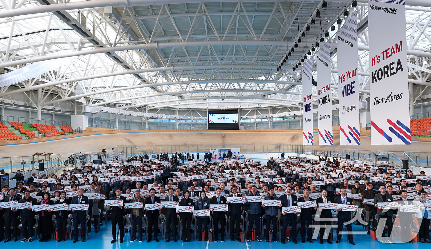 (진천=뉴스1) 김성진 기자 = 최휘영 문화체육관광부 장관, 유승민 대한체육회장, 쇼트트랙 최민정을 비롯한 선수단이 7일 충북 진천선수촌 벨로드롬에서 열린 2026 국가대표 훈련개 …