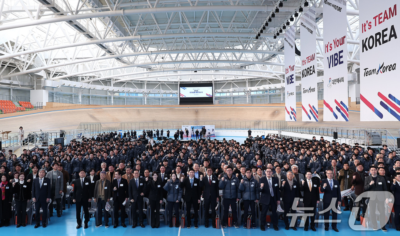 (진천=뉴스1) 김성진 기자 = 최휘영 문화체육관광부 장관, 유승민 대한체육회장, 쇼트트랙 최민정을 비롯한 선수단이 7일 충북 진천선수촌 벨로드롬에서 열린 2026 국가대표 훈련개 …