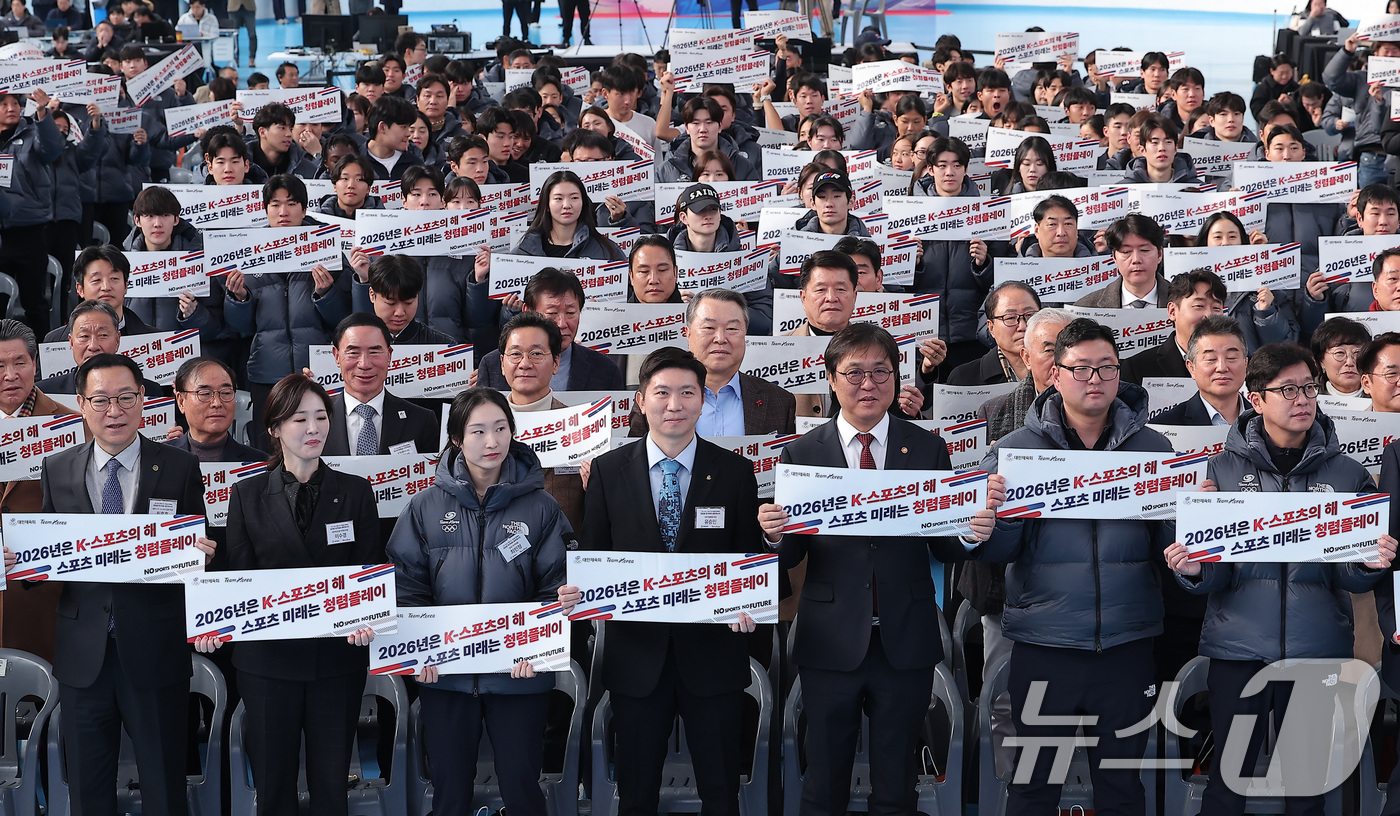 (진천=뉴스1) 김성진 기자 = 최휘영 문화체육관광부 장관, 유승민 대한체육회장, 쇼트트랙 최민정을 비롯한 선수단이 7일 충북 진천선수촌 벨로드롬에서 열린 2026 국가대표 훈련개 …