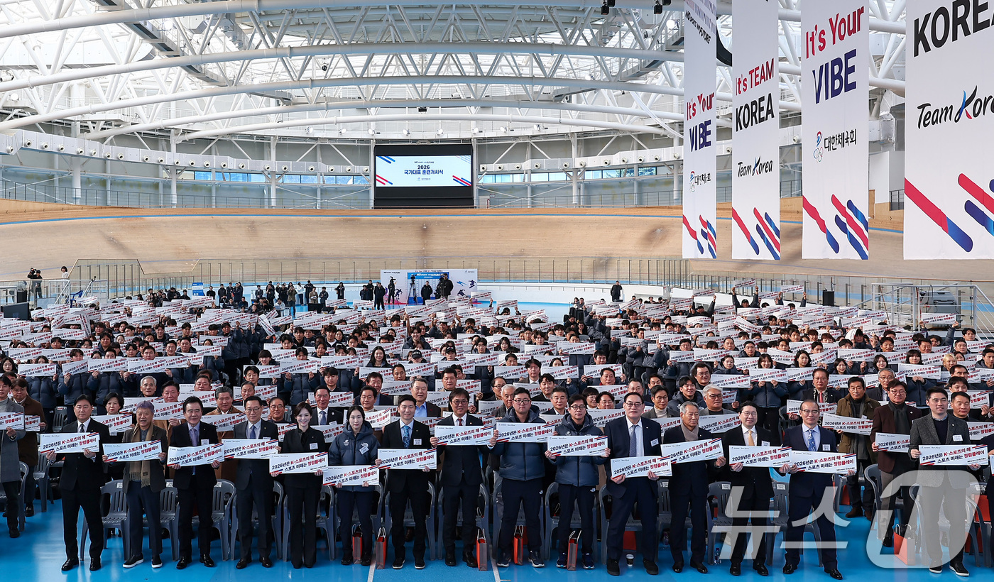 (진천=뉴스1) 김성진 기자 = 최휘영 문화체육관광부 장관, 유승민 대한체육회장, 쇼트트랙 최민정을 비롯한 선수단이 7일 충북 진천선수촌 벨로드롬에서 열린 2026 국가대표 훈련개 …