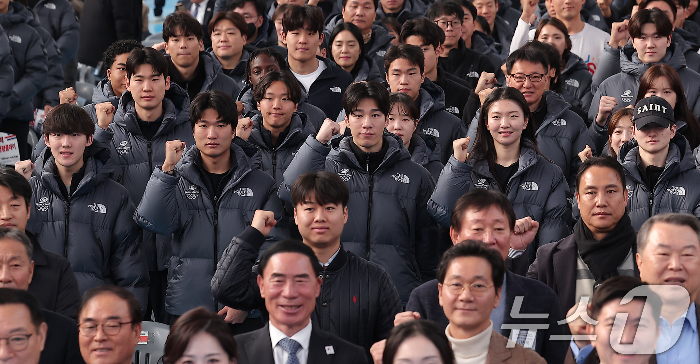 (진천=뉴스1) 김성진 기자 = 쇼트트랙 임종언, 황대헌, 심석희를 비롯한 선수들이 7일 충북 진천선수촌 벨로드롬에서 열린 2026 국가대표 훈련개시식에서 기념촬영을 하고 있다. …