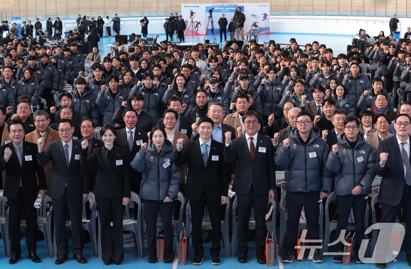 (진천=뉴스1) 김성진 기자 = 최휘영 문화체육관광부 장관, 유승민 대한체육회장, 쇼트트랙 최민정을 비롯한 선수단이 7일 충북 진천선수촌 벨로드롬에서 열린 2026 국가대표 훈련개 …