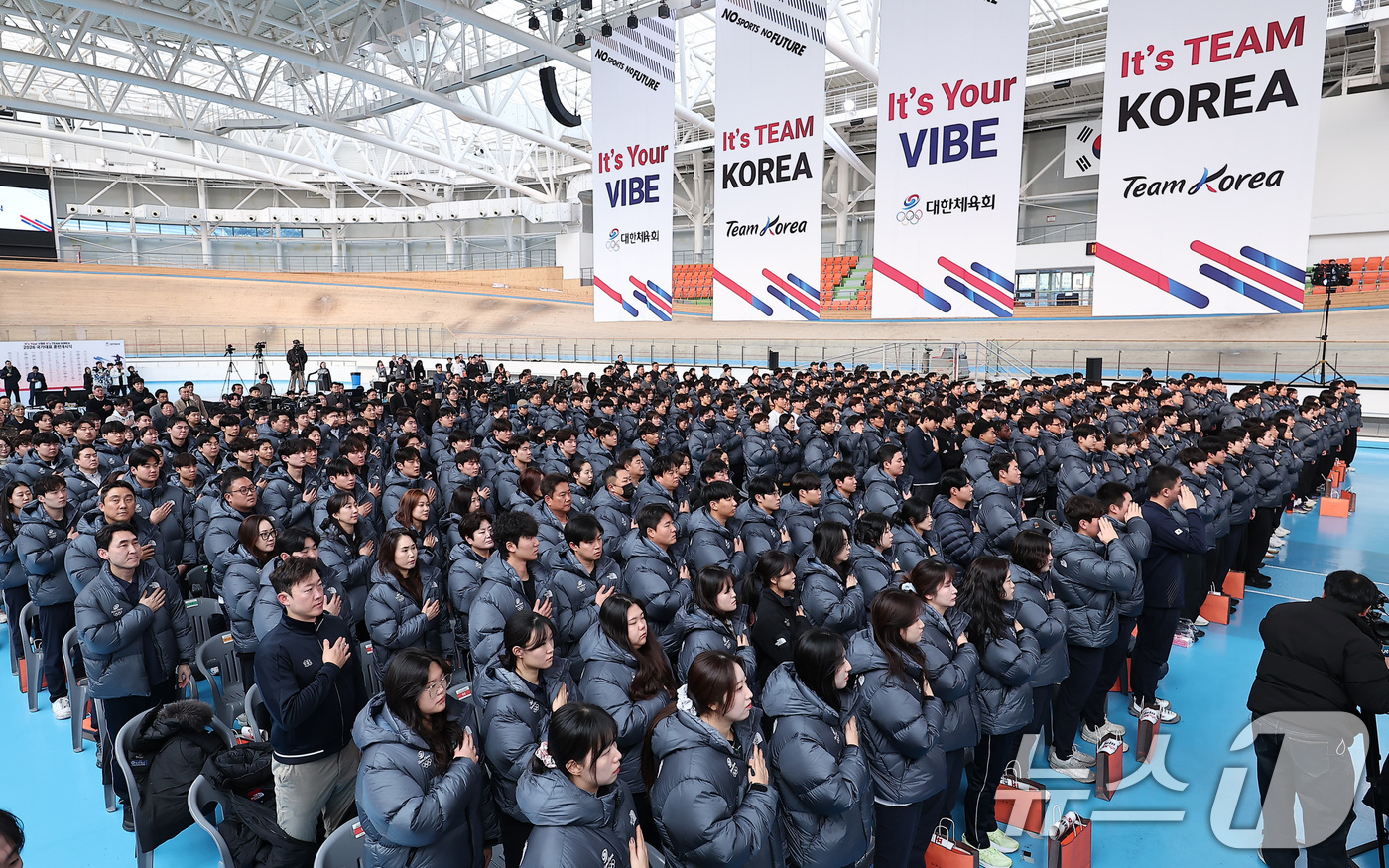 (진천=뉴스1) 김성진 기자 = 7일 충북 진천선수촌 벨로드롬에서 열린 2026 국가대표 훈련개시식에서 국가대표 선수들이 국기에 대한 경례를 하고 있다. 2026.1.7/뉴스1