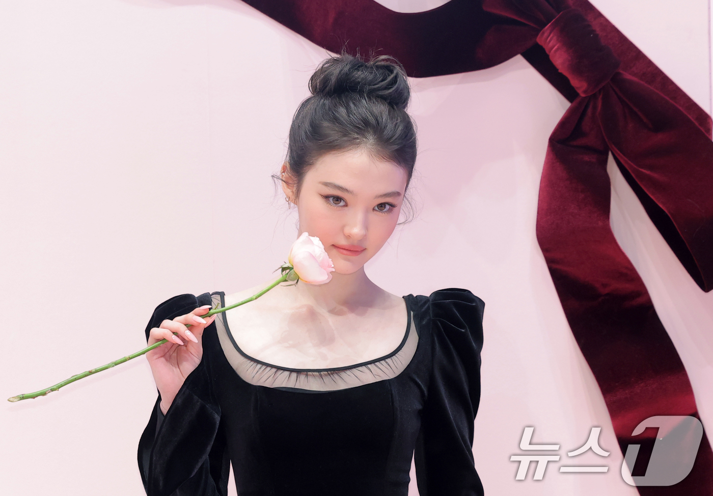 (서울=뉴스1) 권현진 기자 = 미야오 엘라가 7일 서울 성동구 무신사 스토어 성수 대림창고에서 열린 뷰티 브랜드 '맥, NEW 파우더 키스 컬렉션' 팝업 행사에 참석해 포즈를 취 …