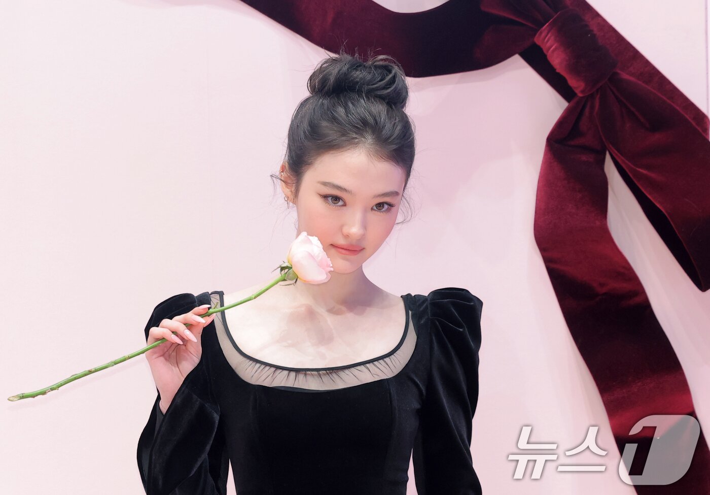 본문 이미지 - 미야오 엘라가 7일 서울 성동구 무신사 스토어 성수 대림창고에서 열린 뷰티 브랜드 '맥, NEW 파우더 키스 컬렉션' 팝업 행사에 참석해 매력을 발산하고 있다. ⓒ News1 권현진 기자