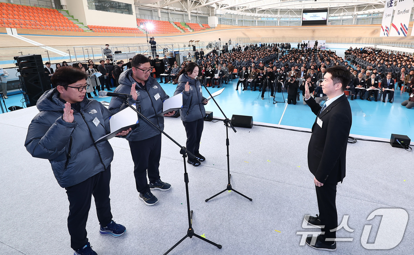 (진천=뉴스1) 김성진 기자 = 김성진 근대5종 감독, 양궁 김우진, 쇼트트랙 최민정이 7일 충북 진천선수촌 벨로드롬에서 열린 2026 국가대표 훈련개시식에서 대표자 선서를 하고 …