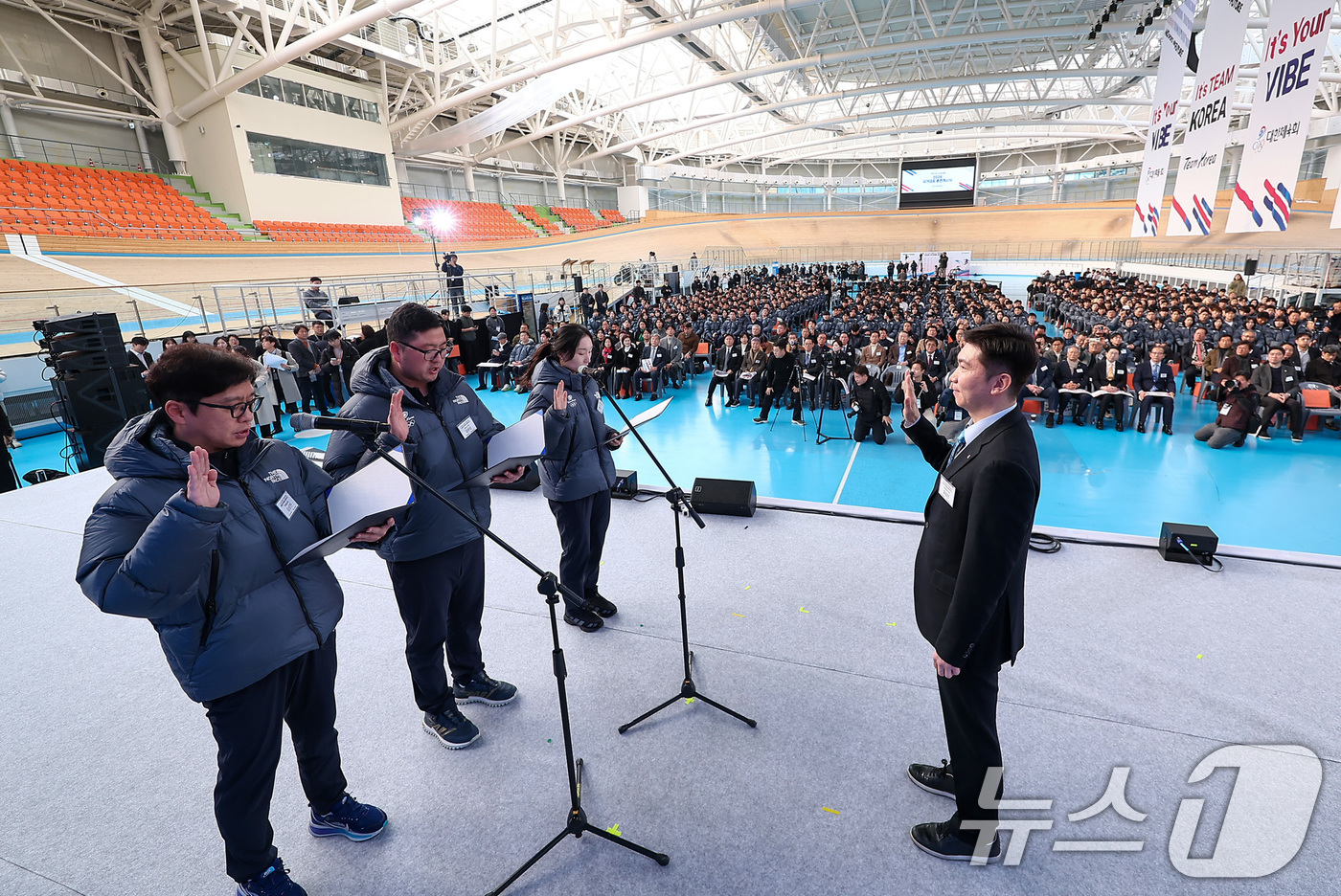 (진천=뉴스1) 김성진 기자 = 김성진 근대5종 감독, 양궁 김우진, 쇼트트랙 최민정이 7일 충북 진천선수촌 벨로드롬에서 열린 2026 국가대표 훈련개시식에서 대표자 선서를 하고 …