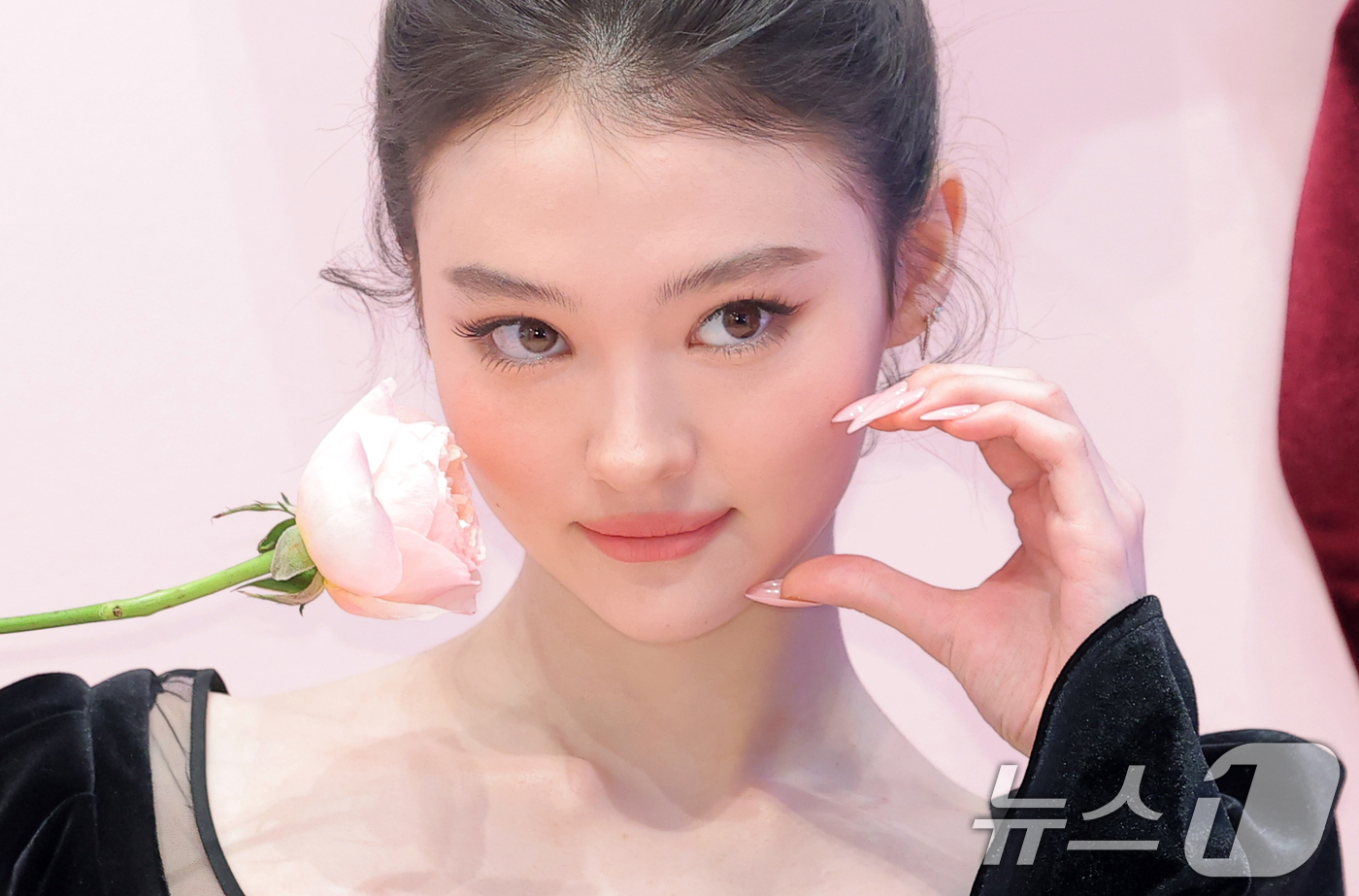 (서울=뉴스1) 권현진 기자 = 미야오 엘라가 7일 서울 성동구 무신사 스토어 성수 대림창고에서 열린 뷰티 브랜드 '맥, NEW 파우더 키스 컬렉션' 팝업 행사에 참석해 포즈를 취 …