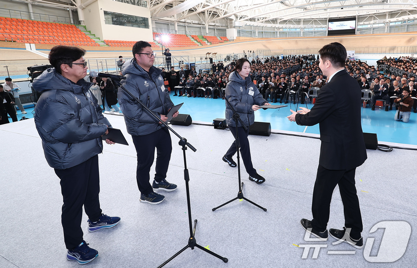 (진천=뉴스1) 김성진 기자 = 쇼트트랙 최민정이 7일 충북 진천선수촌 벨로드롬에서 열린 2026 국가대표 훈련개시식에서 대표자 선서를 한 후 선서문을 유승민 대한체육회장에게 전달 …