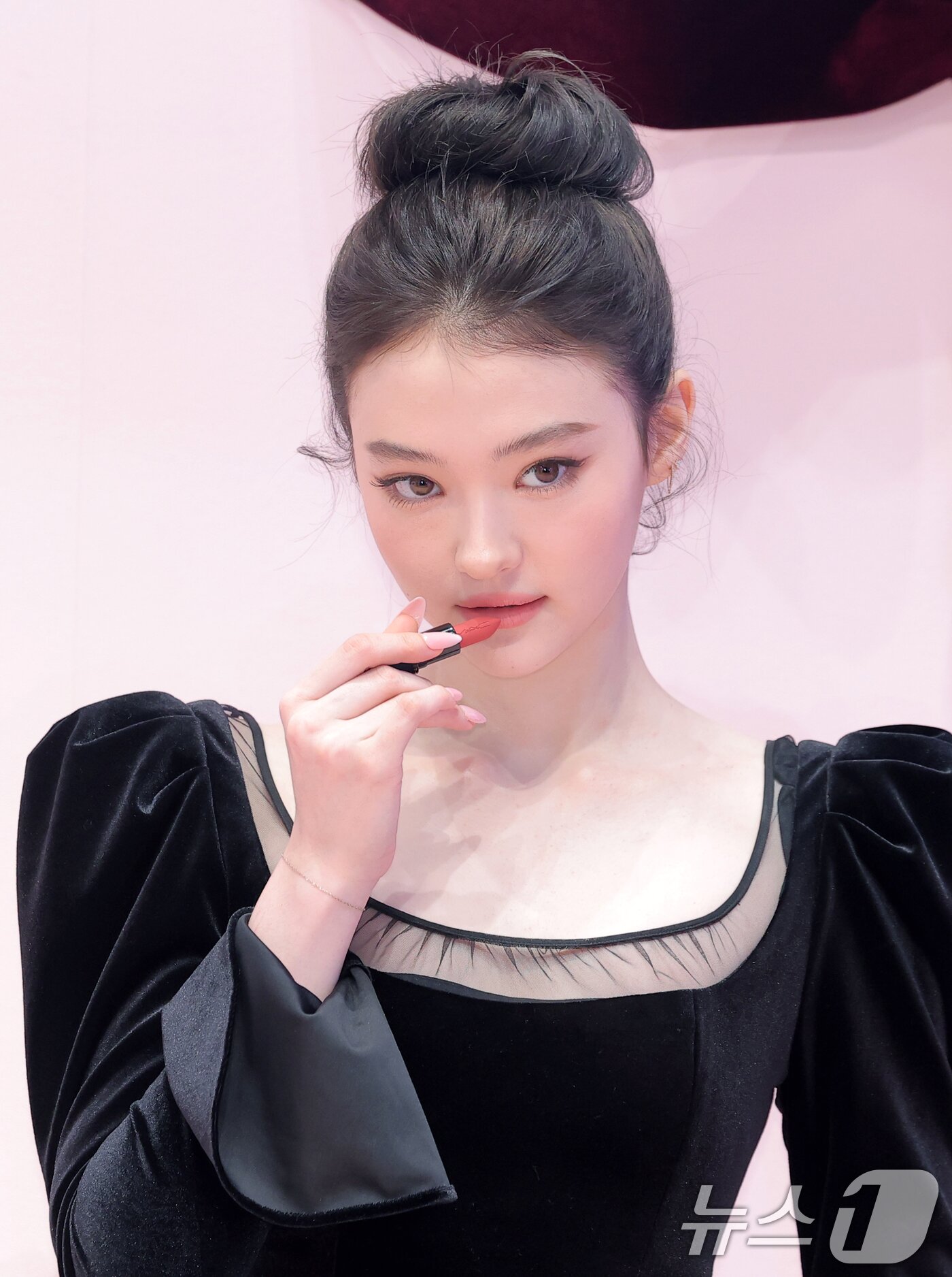 본문 이미지 - 미야오 엘라가 7일 서울 성동구 무신사 스토어 성수 대림창고에서 열린 뷰티 브랜드 '맥, NEW 파우더 키스 컬렉션' 팝업 행사에 참석해 립스틱을 바르고 있다. ⓒ News1 권현진 기자