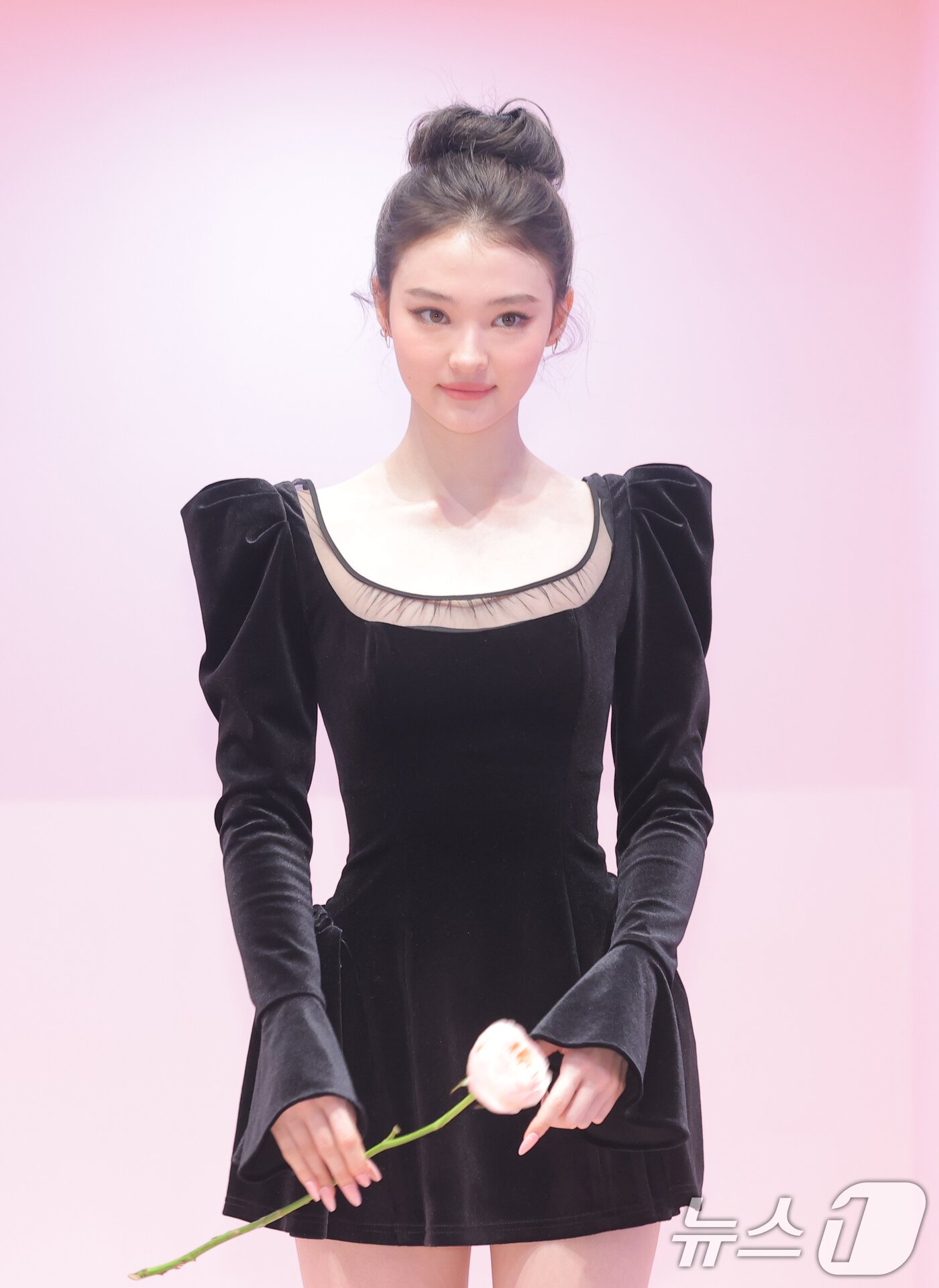 본문 이미지 - 미야오 엘라가 7일 서울 성동구 무신사 스토어 성수 대림창고에서 열린 뷰티 브랜드 '맥, NEW 파우더 키스 컬렉션' 팝업 행사에 참석해 미소를 짓고 있다. ⓒ News1 권현진 기자