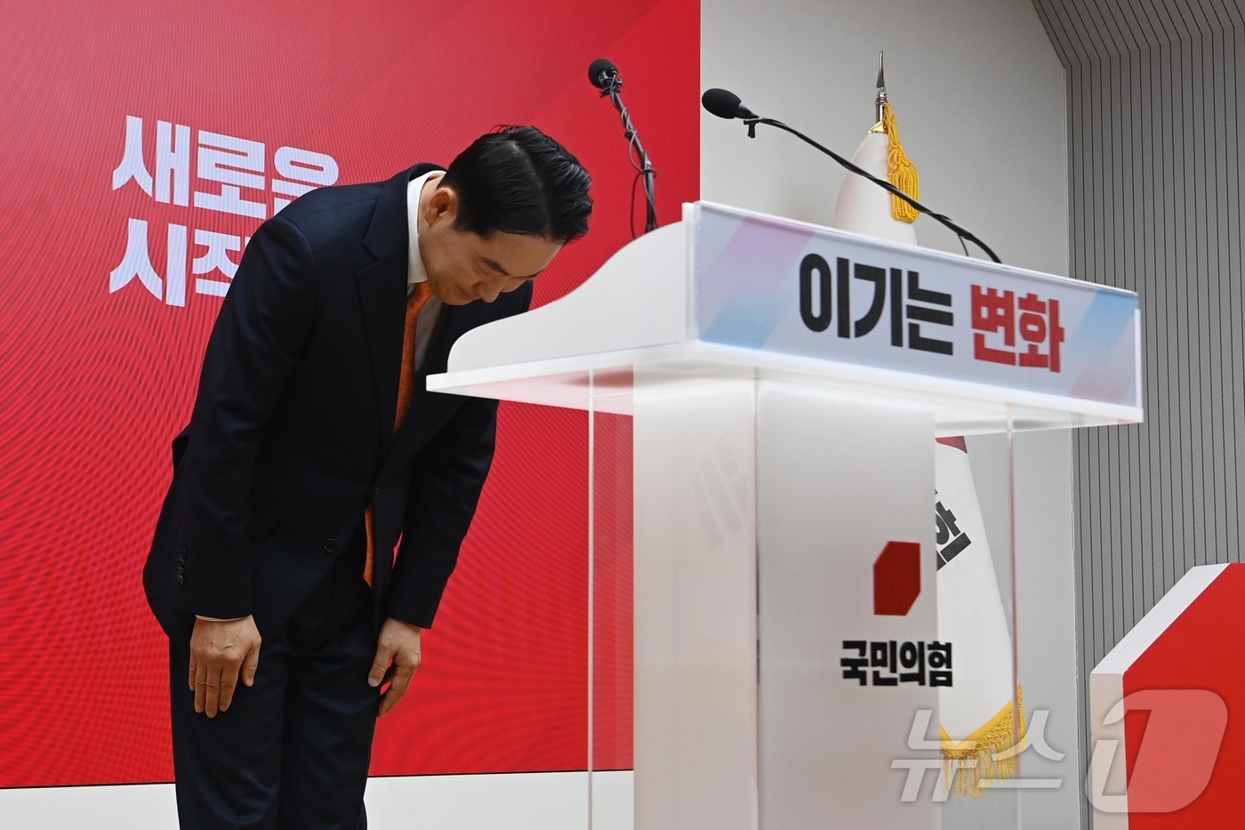 (서울=뉴스1) 이승배 기자 = 장동혁 국민의힘 대표가 7일 서울 여의도 중앙당사에서 열린 긴급기자회견에서 당 쇄신안 등을 발표한 뒤 고개 숙여 인사하고 있다. (공동취재) 202 …