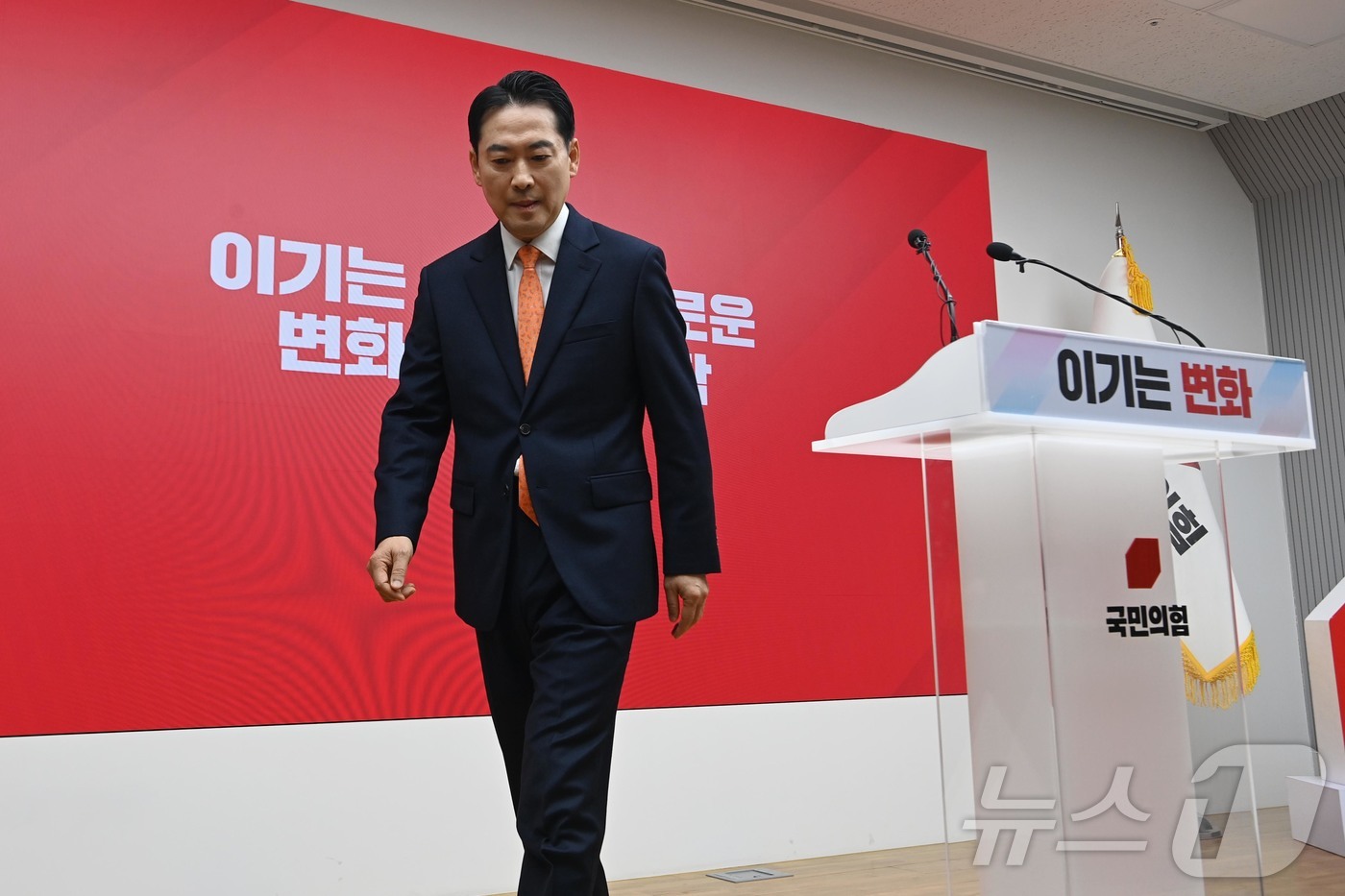 (서울=뉴스1) 이승배 기자 = 장동혁 국민의힘 대표가 7일 서울 여의도 중앙당사에서 열린 긴급기자회견을 마치고 자리를 떠나고 있다. (공동취재) 2026.1.7/뉴스1