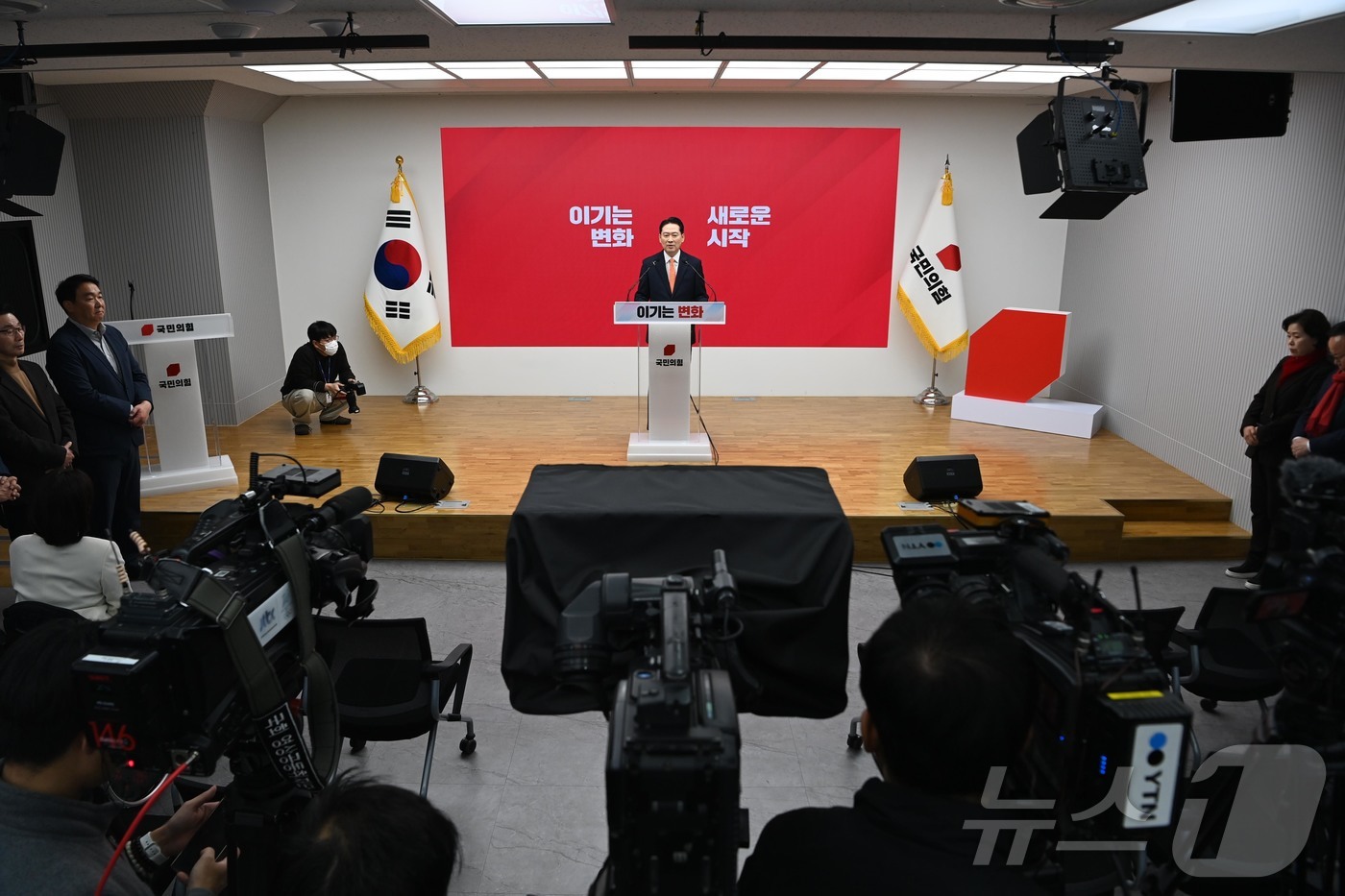 (서울=뉴스1) 이승배 기자 = 장동혁 국민의힘 대표가 7일 서울 여의도 중앙당사에서 열린 긴급기자회견에서 당 쇄신안 등을 발표하고 있다. (공동취재) 2026.1.7/뉴스1