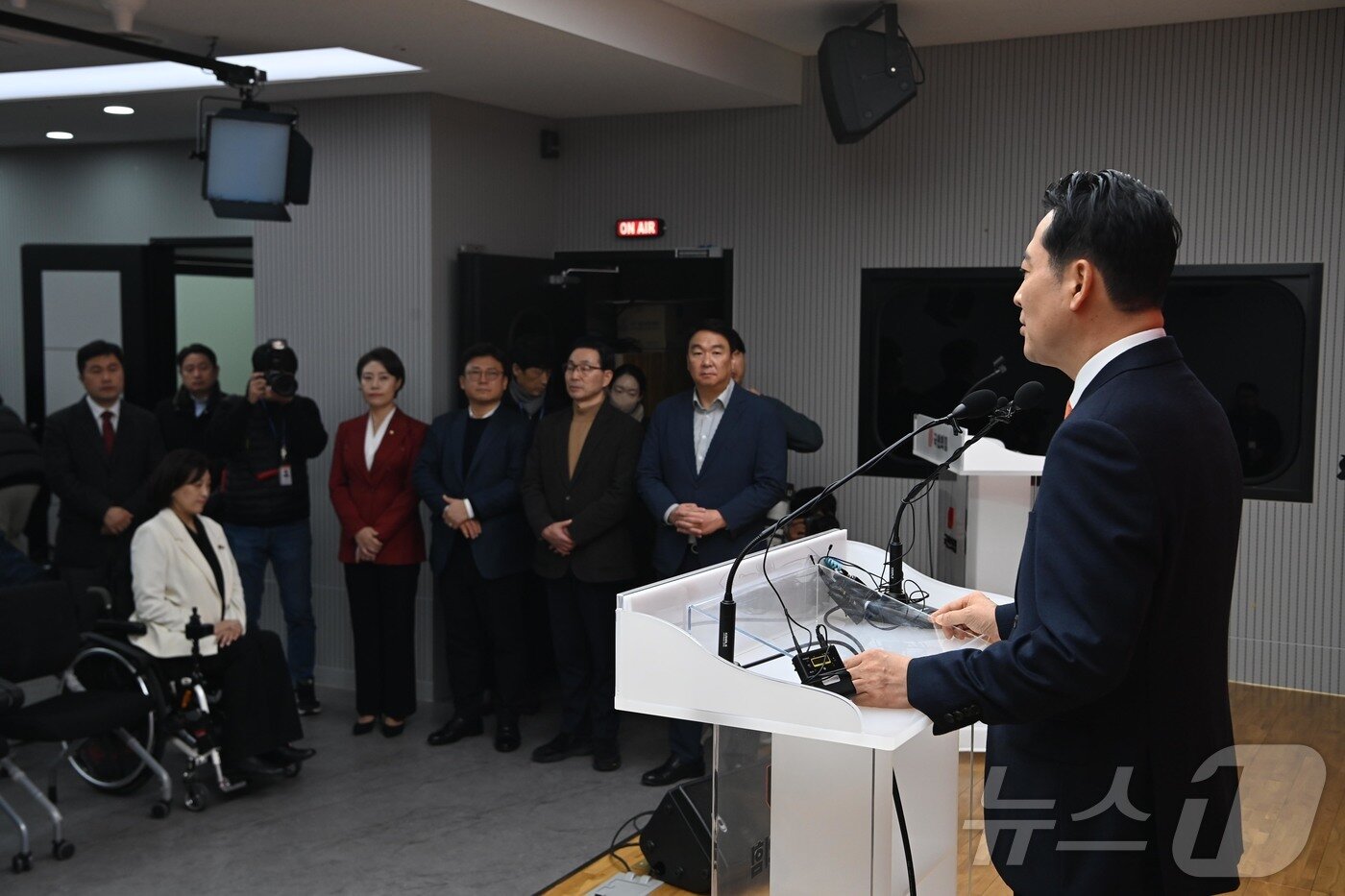 본문 이미지 - 장동혁 국민의힘 대표가 7일 서울 여의도 중앙당사에서 열린 긴급기자회견에서 당 쇄신안 등을 발표하고 있다. (공동취재) ⓒ News1 이승배 기자