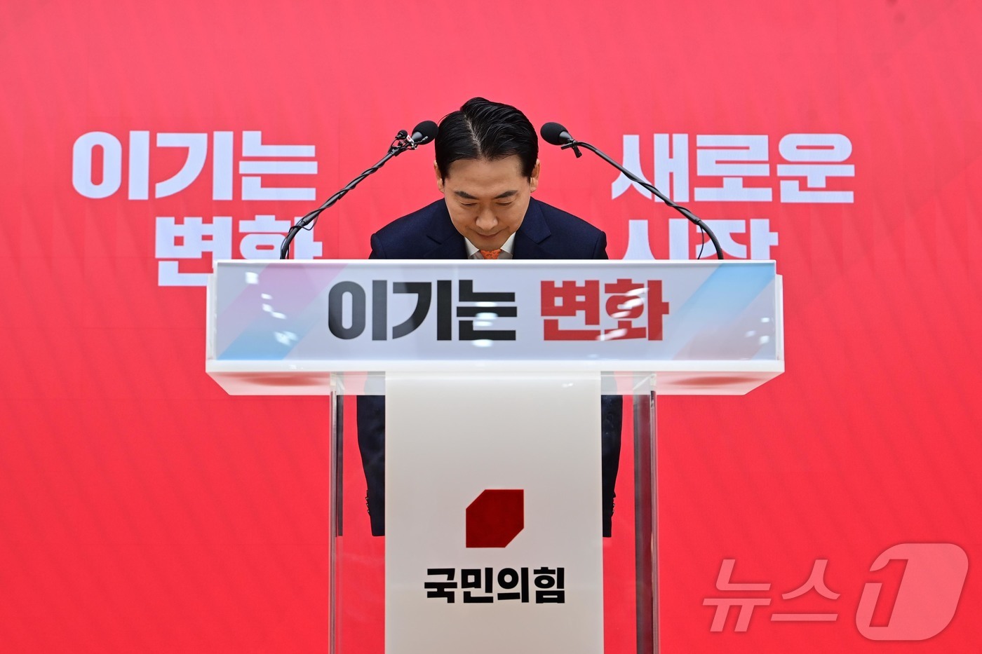 (서울=뉴스1) 이승배 기자 = 장동혁 국민의힘 대표가 7일 서울 여의도 중앙당사에서 열린 긴급기자회견에서 인사하고 있다. (공동취재) 2026.1.7/뉴스1