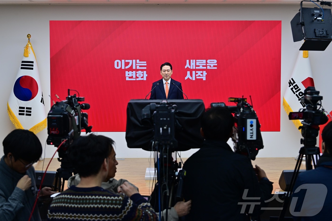 (서울=뉴스1) 이승배 기자 = 장동혁 국민의힘 대표가 7일 서울 여의도 중앙당사에서 열린 긴급기자회견에서 당 쇄신안 등을 발표하고 있다. (공동취재) 2026.1.7/뉴스1