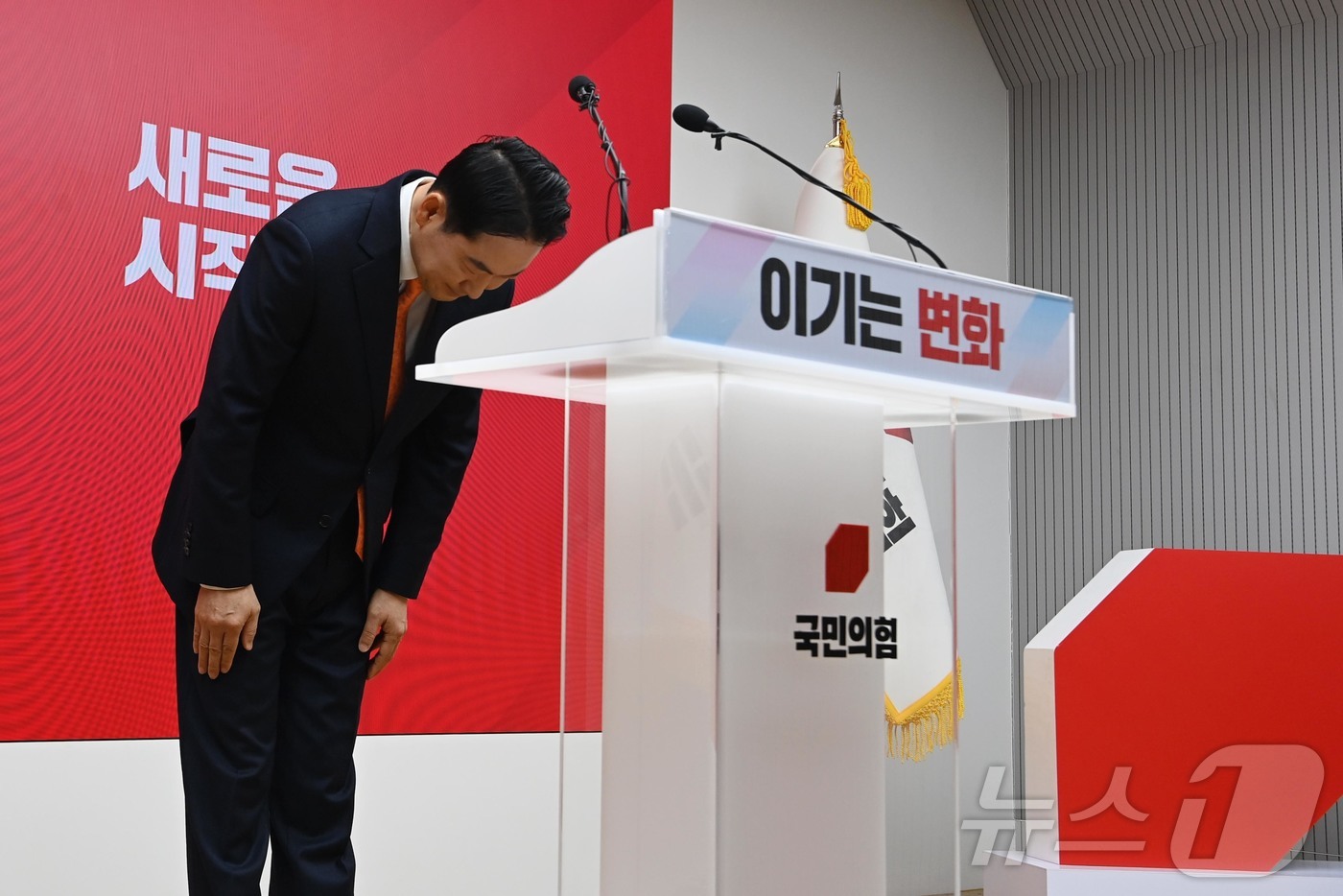 (서울=뉴스1) 이승배 기자 = 장동혁 국민의힘 대표가 7일 서울 여의도 중앙당사에서 열린 긴급기자회견에서 당 쇄신안 등을 발표한 뒤 고개 숙여 인사하고 있다. 2026.1.7/뉴 …