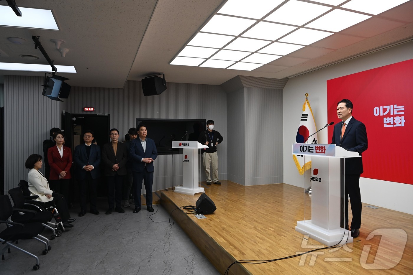 (서울=뉴스1) 이승배 기자 = 장동혁 국민의힘 대표가 7일 서울 여의도 중앙당사에서 열린 긴급기자회견에서 당 쇄신안 등을 발표하고 있다. (공동취재) 2026.1.7/뉴스1