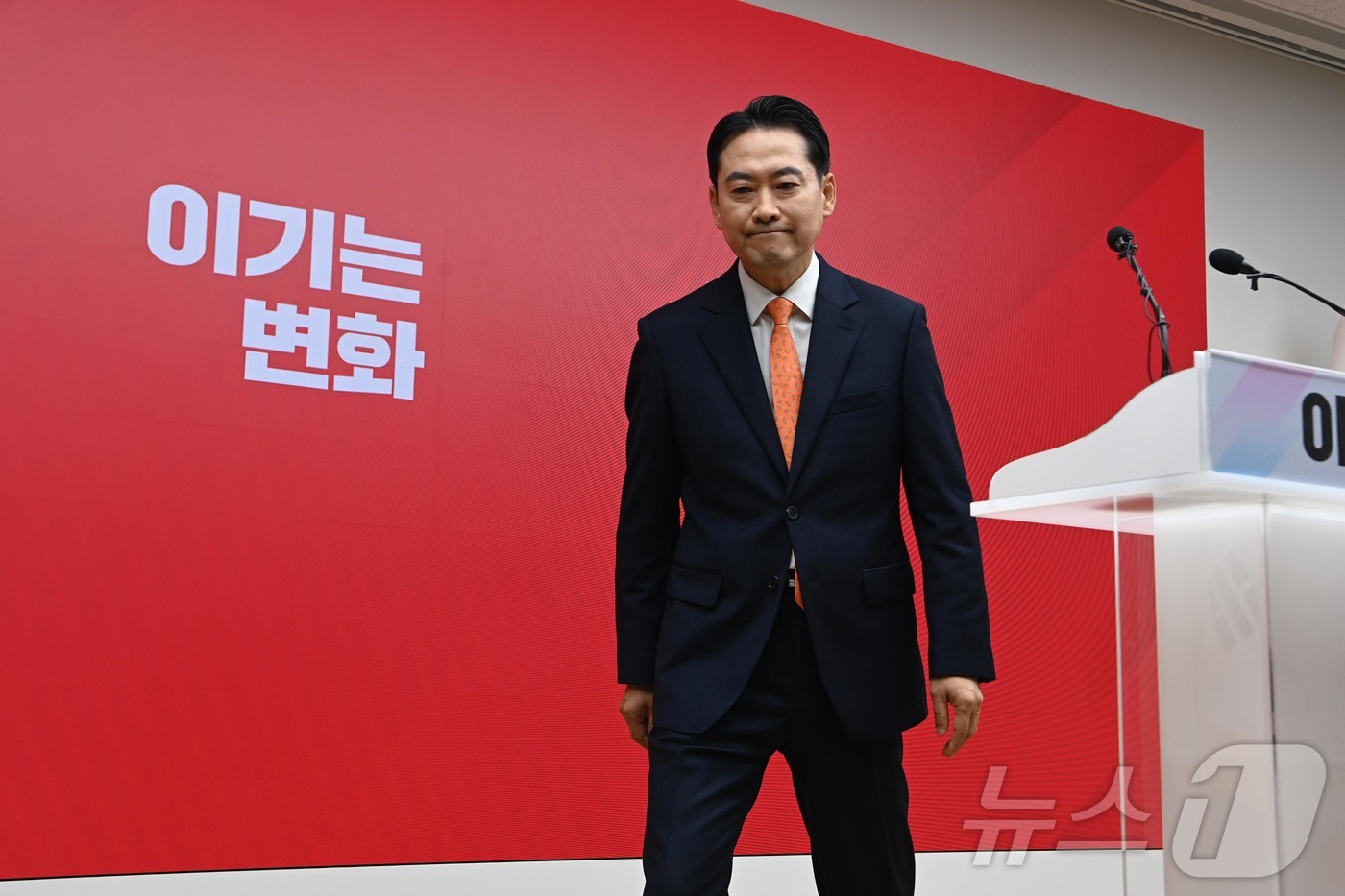 (서울=뉴스1) 이승배 기자 = 장동혁 국민의힘 대표가 7일 서울 여의도 중앙당사에서 열린 긴급기자회견을 마치고 자리를 떠나고 있다. (공동취재) 2026.1.7/뉴스1