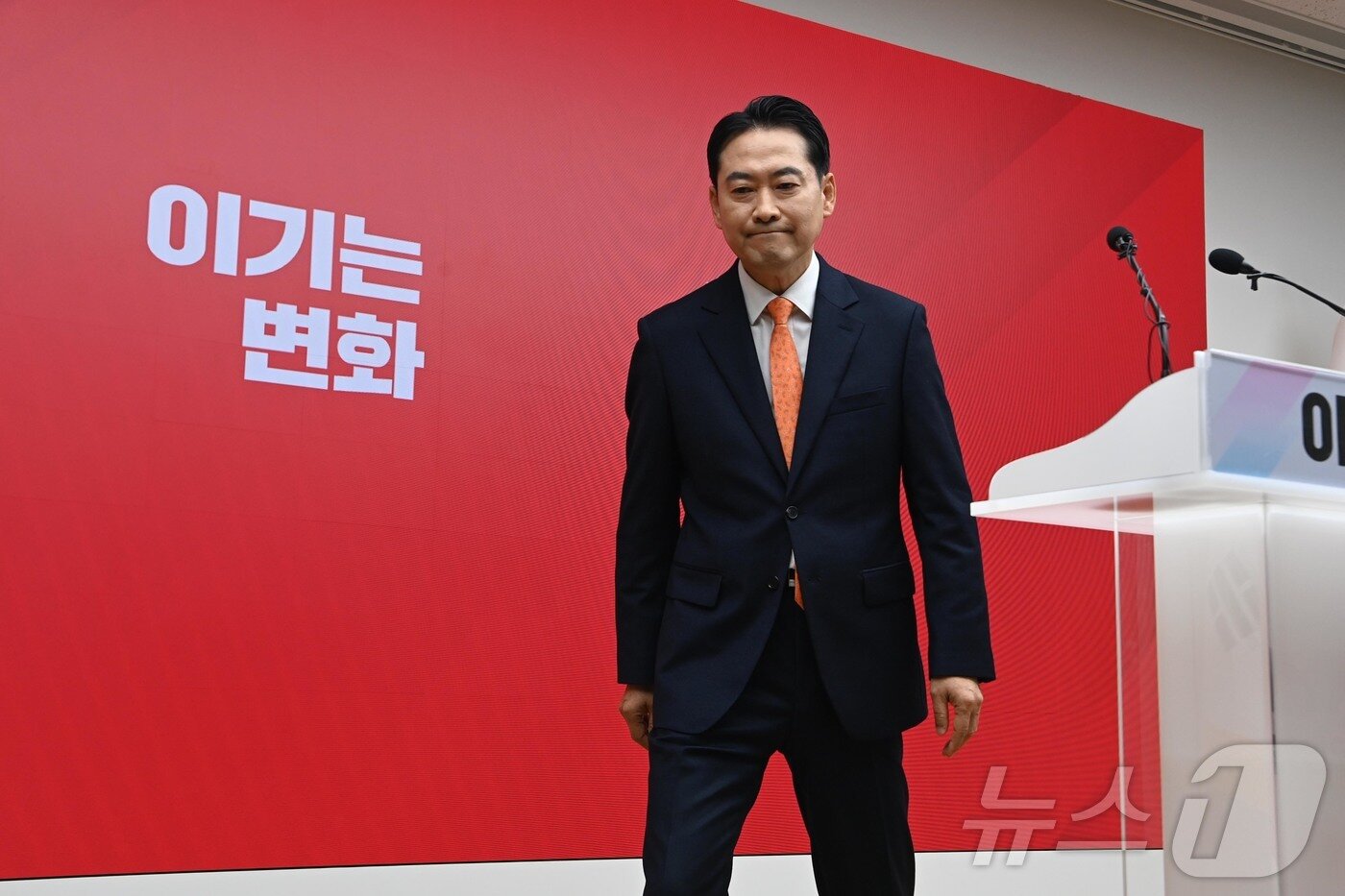 본문 이미지 - 장동혁 국민의힘 대표가 7일 서울 여의도 중앙당사에서 열린 긴급기자회견을 마치고 자리를 떠나고 있다. (공동취재) 2026.1.7/뉴스1 ⓒ News1 이승배 기자