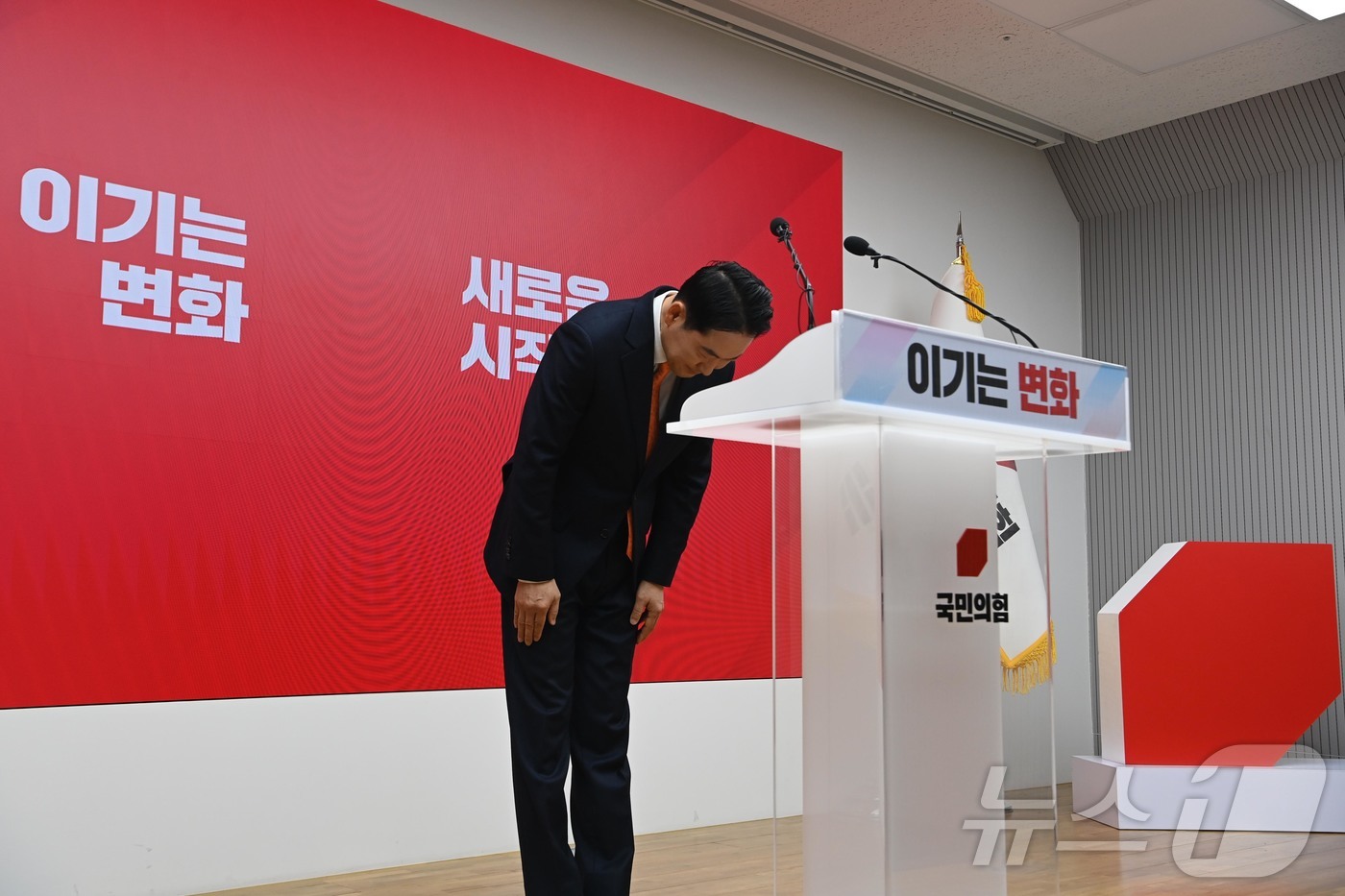 (서울=뉴스1) 이승배 기자 = 장동혁 국민의힘 대표가 7일 서울 여의도 중앙당사에서 열린 긴급기자회견에서 당 쇄신안 등을 발표한 뒤 고개 숙여 인사하고 있다. (공동취재) 202 …