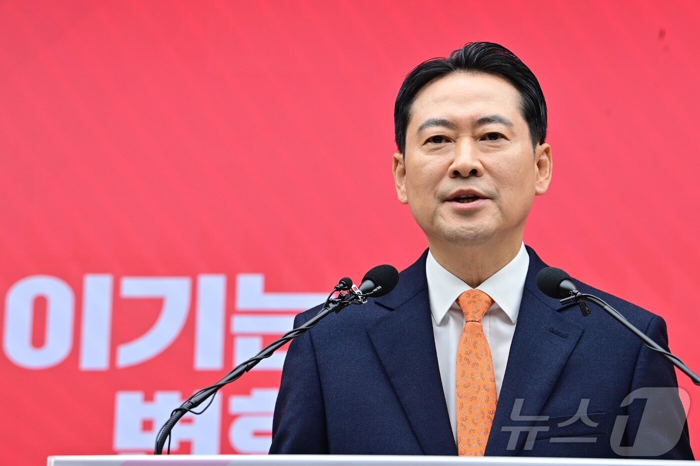 본문 이미지 - 장동혁 국민의힘 대표가 7일 서울 여의도 중앙당사에서 열린 긴급기자회견에서 당 쇄신안 등을 발표하고 있다. (공동취재) 2026.1.7/뉴스1 ⓒ News1 이승배 기자